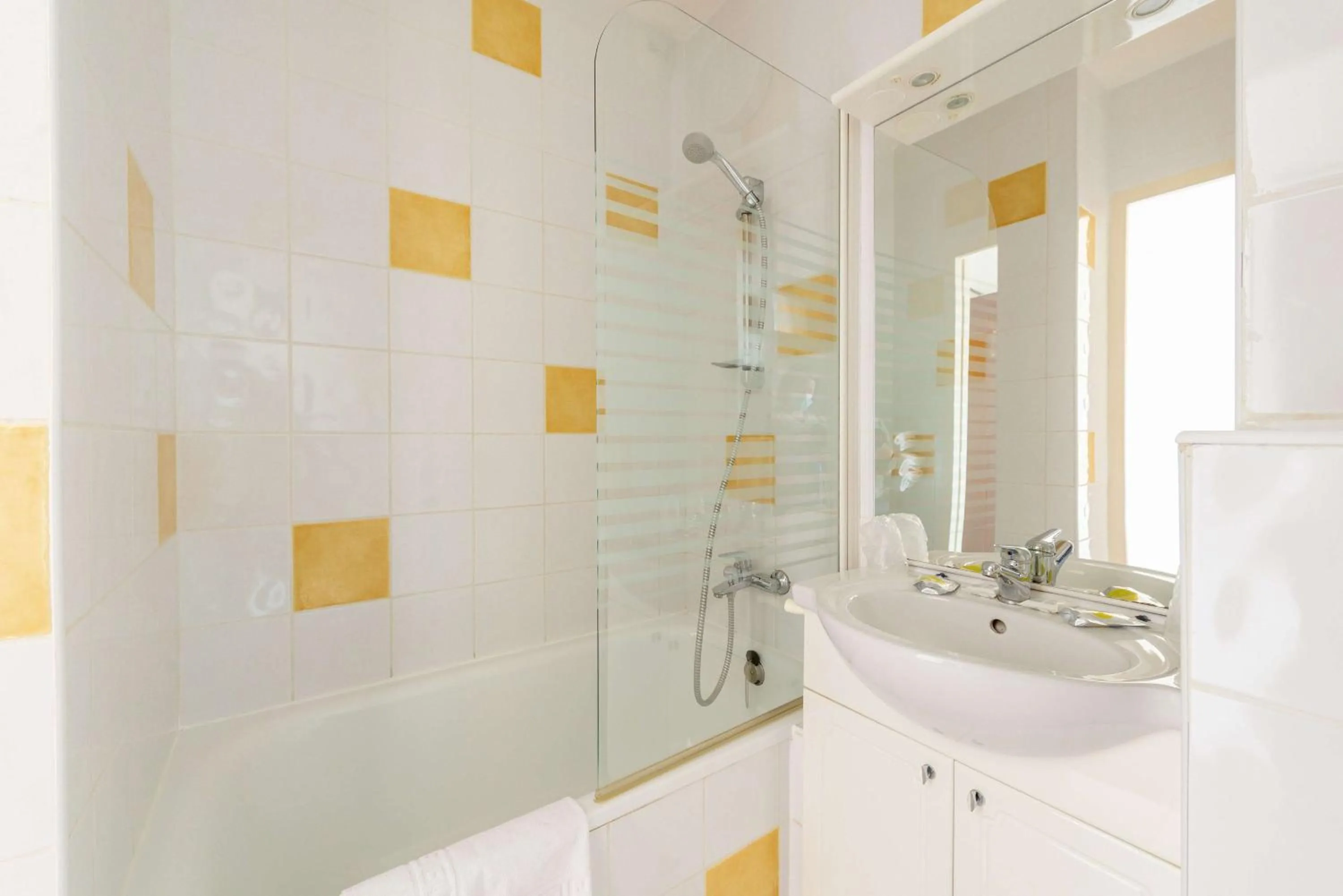 Shower in Brit Hotel Confort Castres