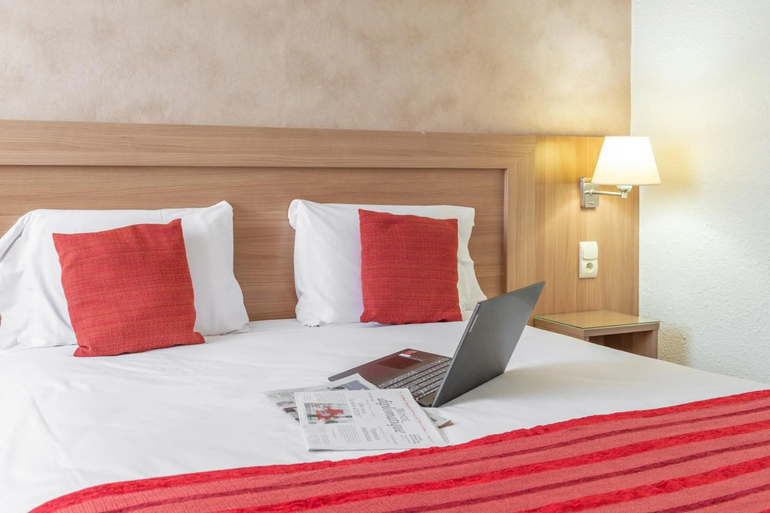 Bath, Bed in Brit Hotel Confort Castres