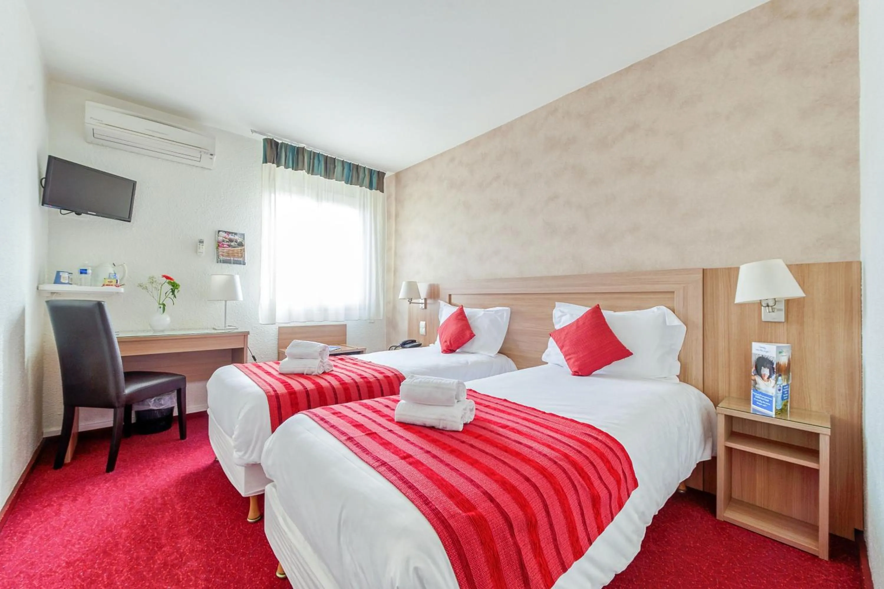 Coffee/tea facilities, Bed in Brit Hotel Confort Castres