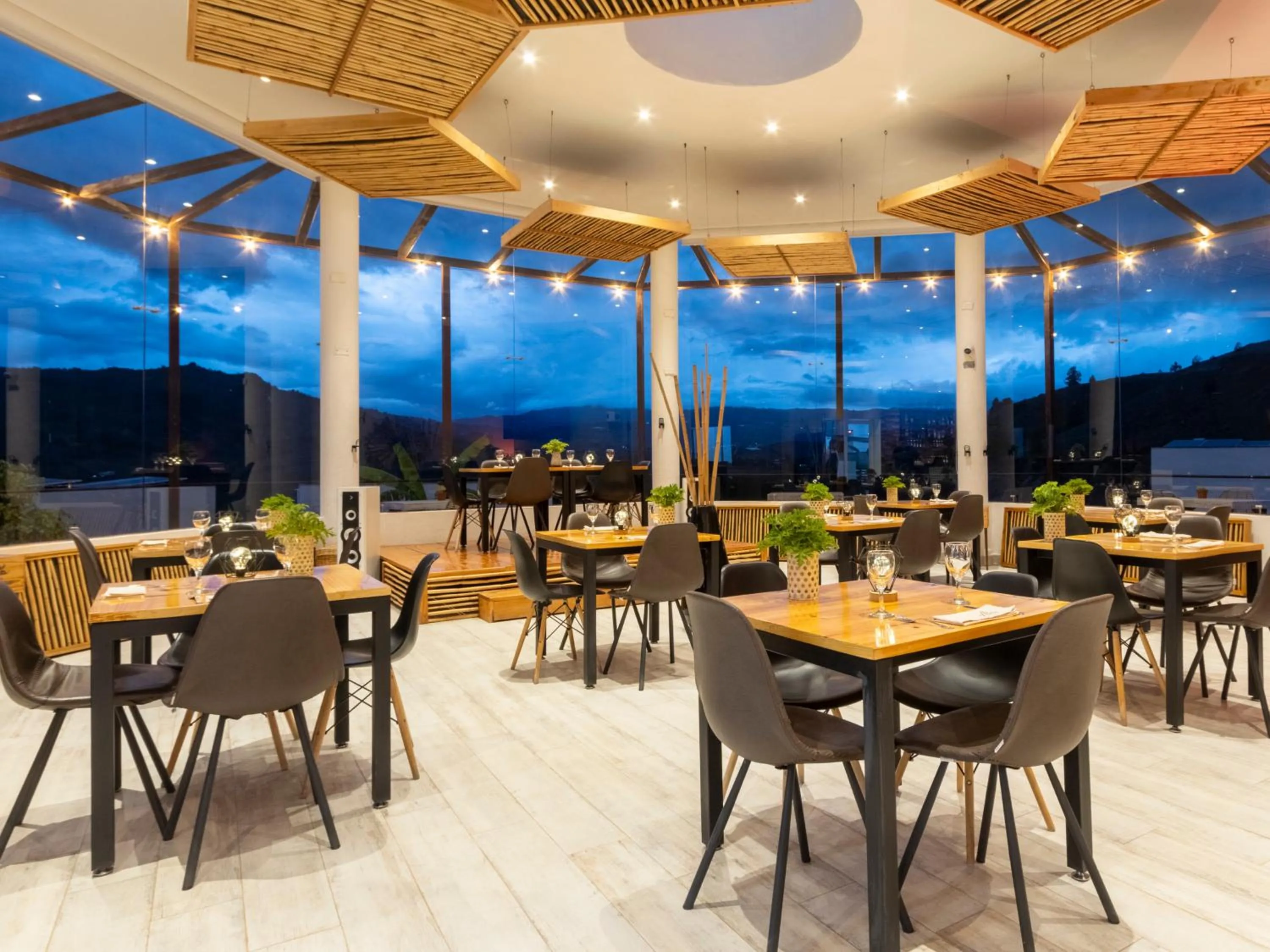 Restaurant/places to eat in Hotel Alma