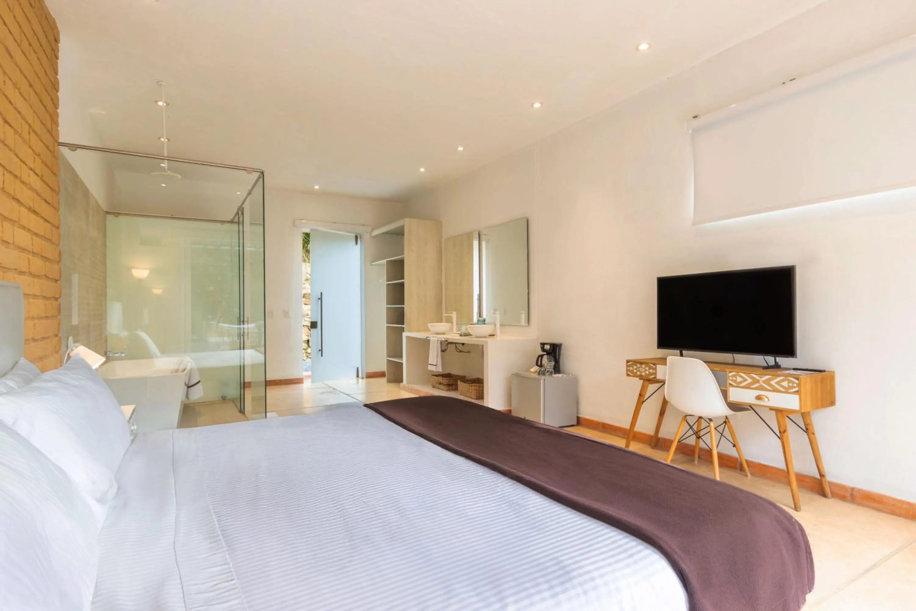 Bathroom, Bed in Hotel Alma