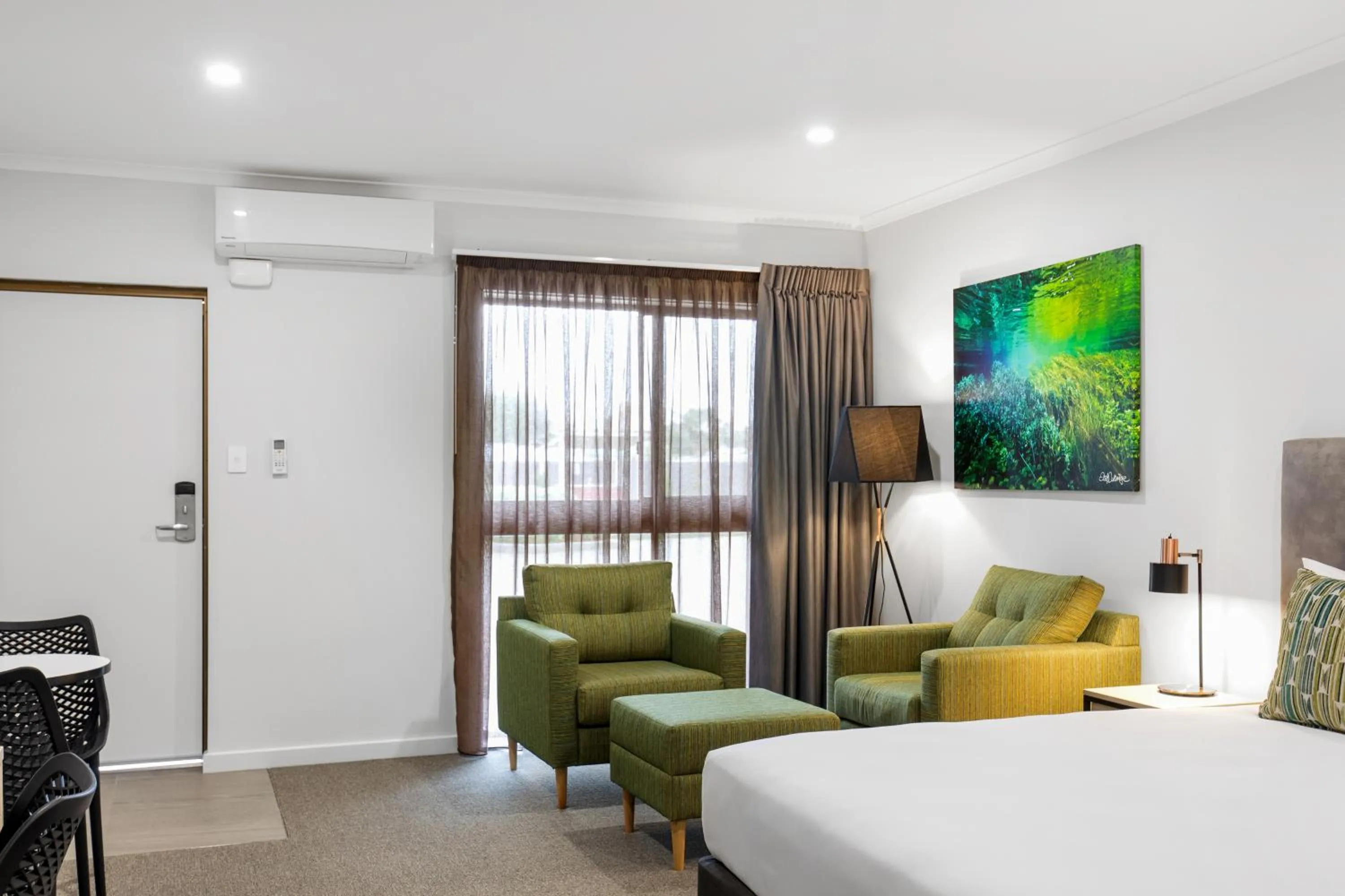 Seating area, Bed in Presidential Motel