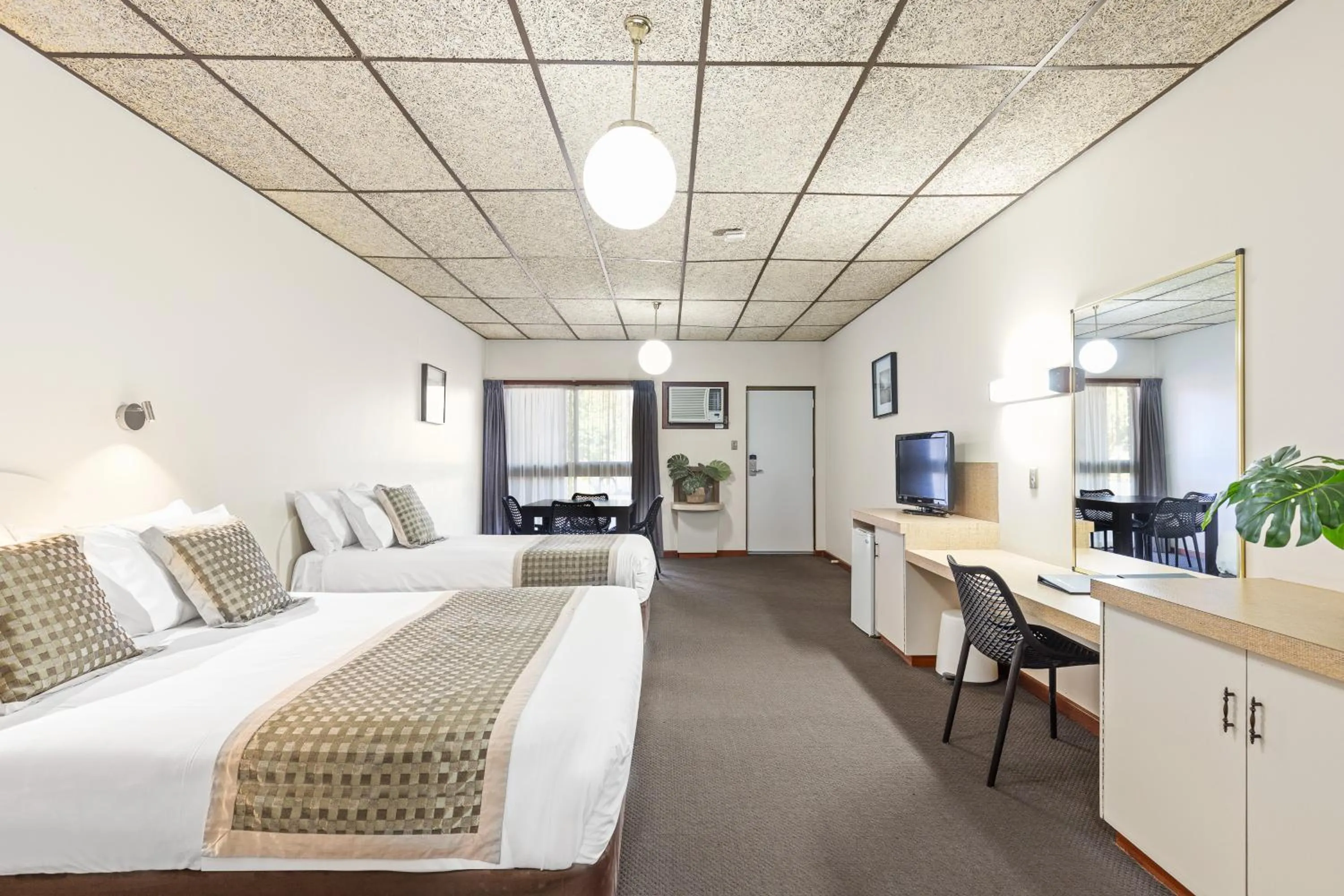 Photo of the whole room, Bed in Presidential Motel