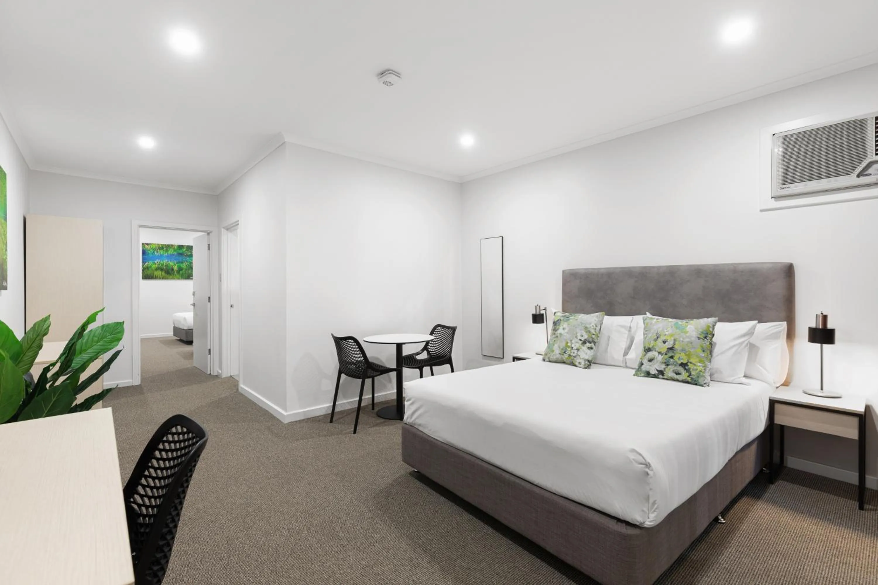 Photo of the whole room, Bed in Presidential Motel