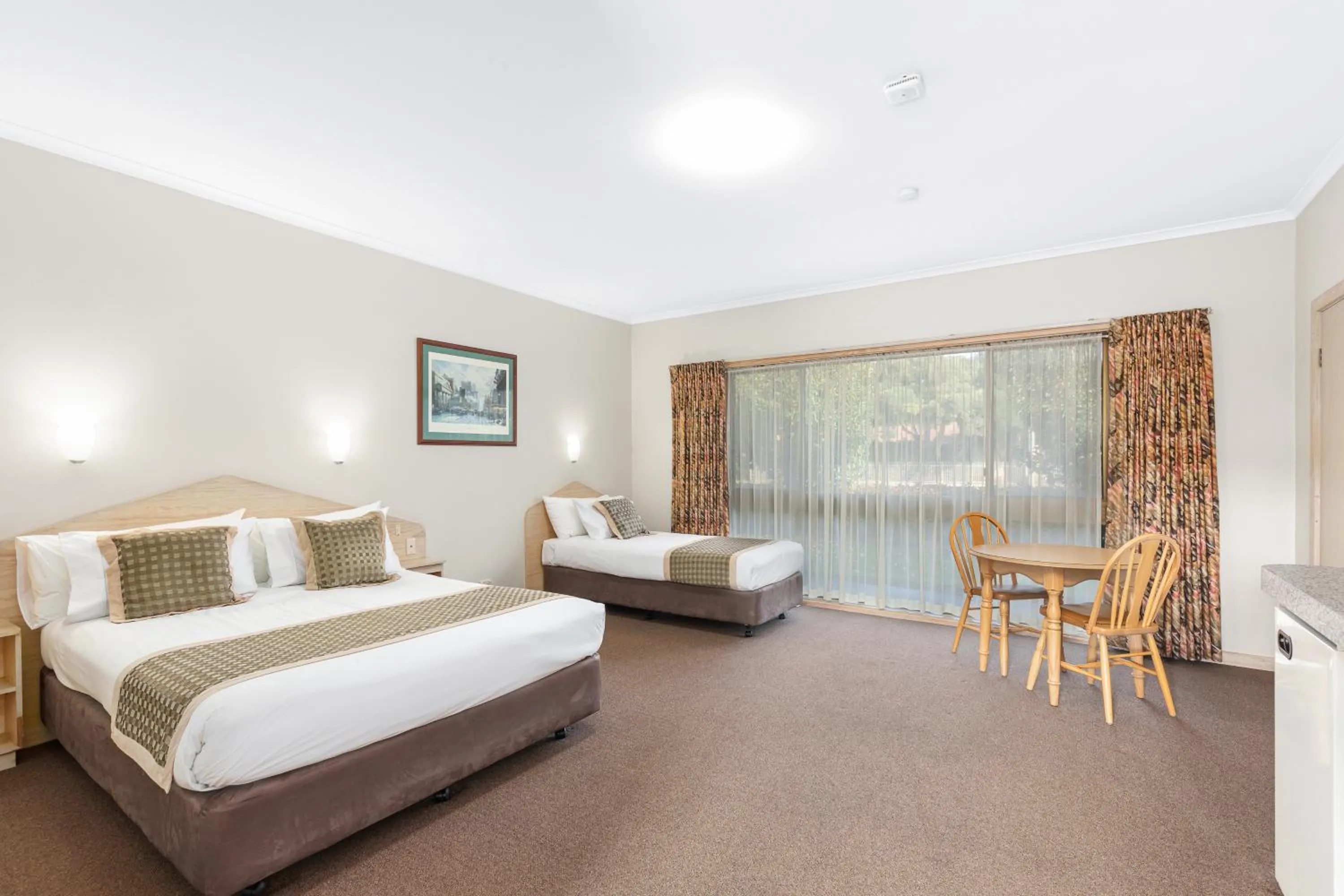 Photo of the whole room, Bed in Presidential Motel