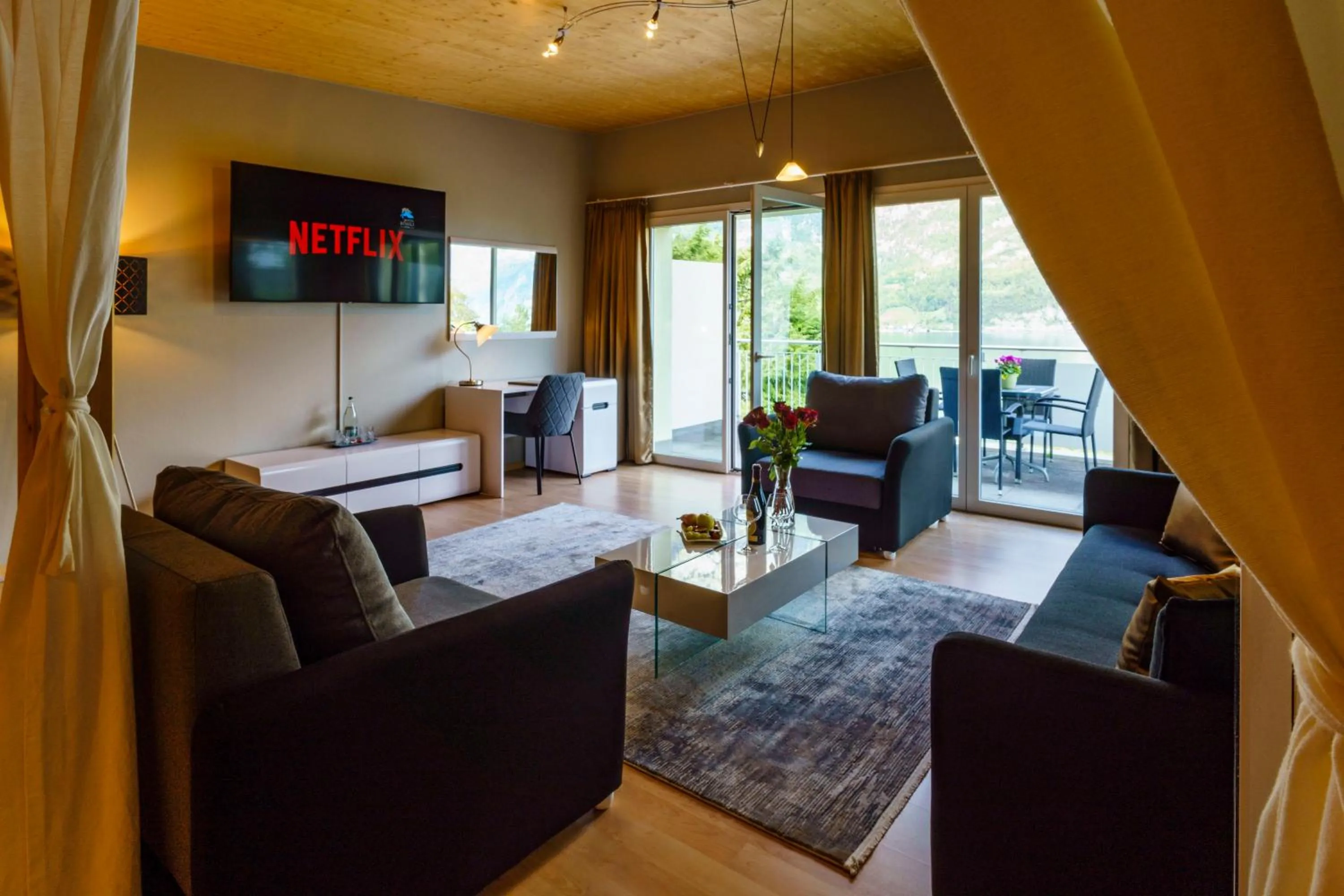 TV and multimedia in Seeblick SMART Hotel Rössli