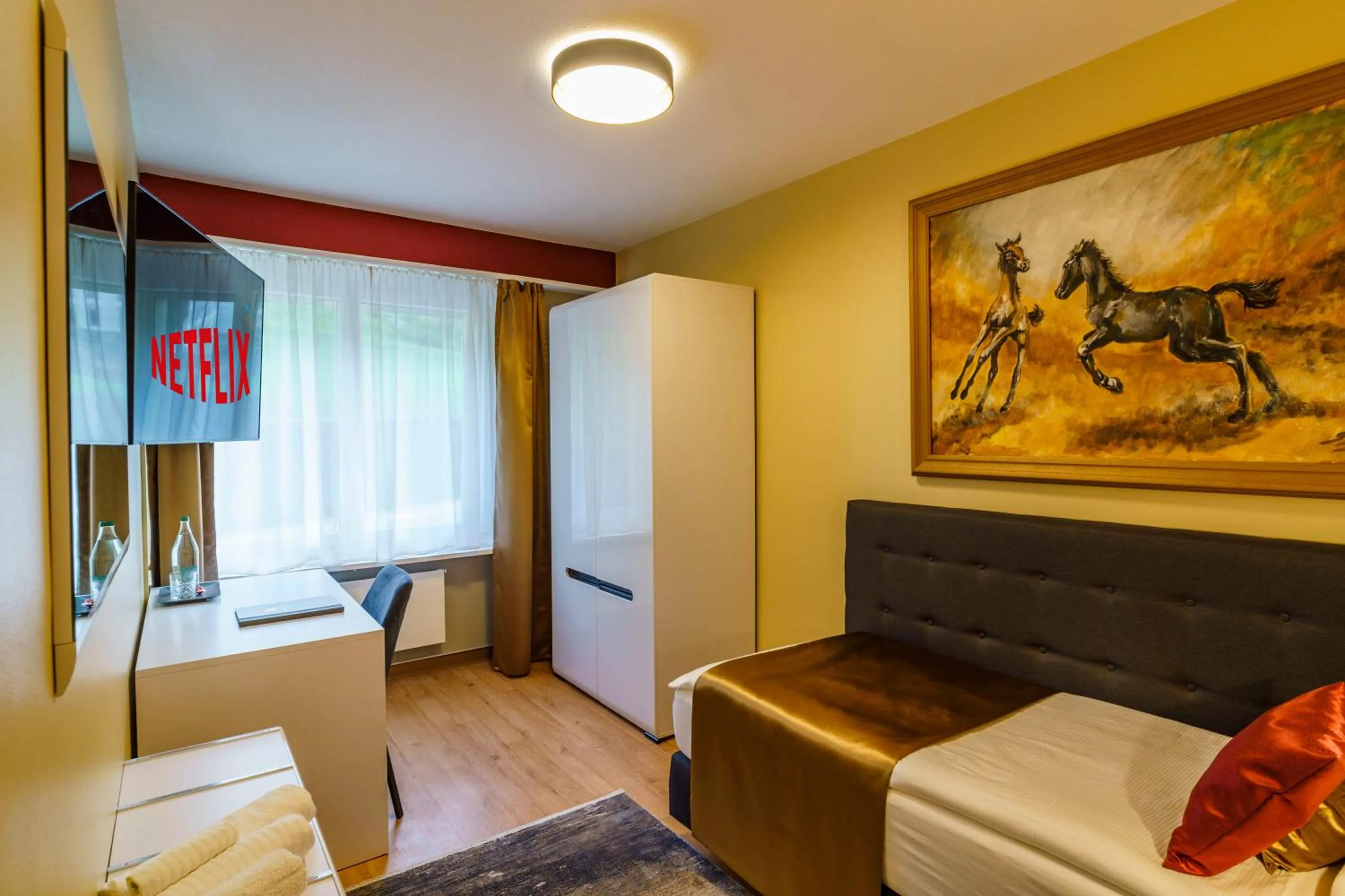 TV and multimedia, Bed in Seeblick SMART Hotel Rössli