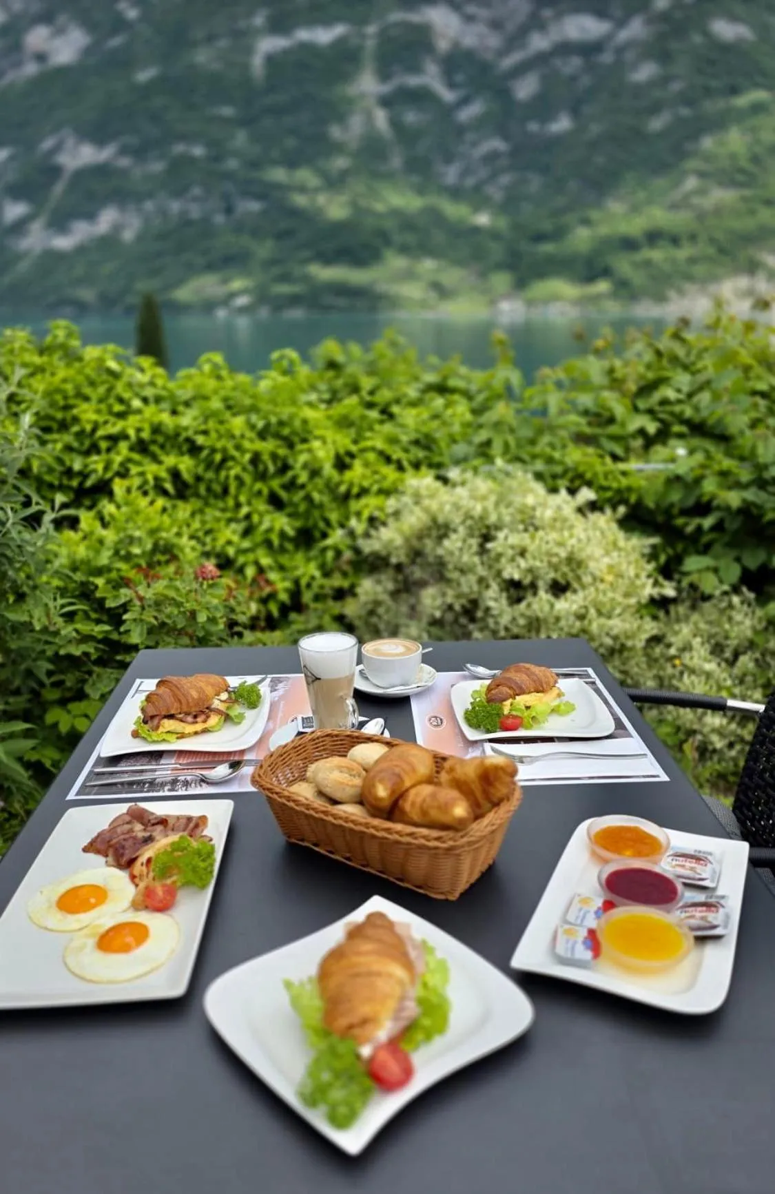 Restaurant/places to eat in Seeblick SMART Hotel Rössli