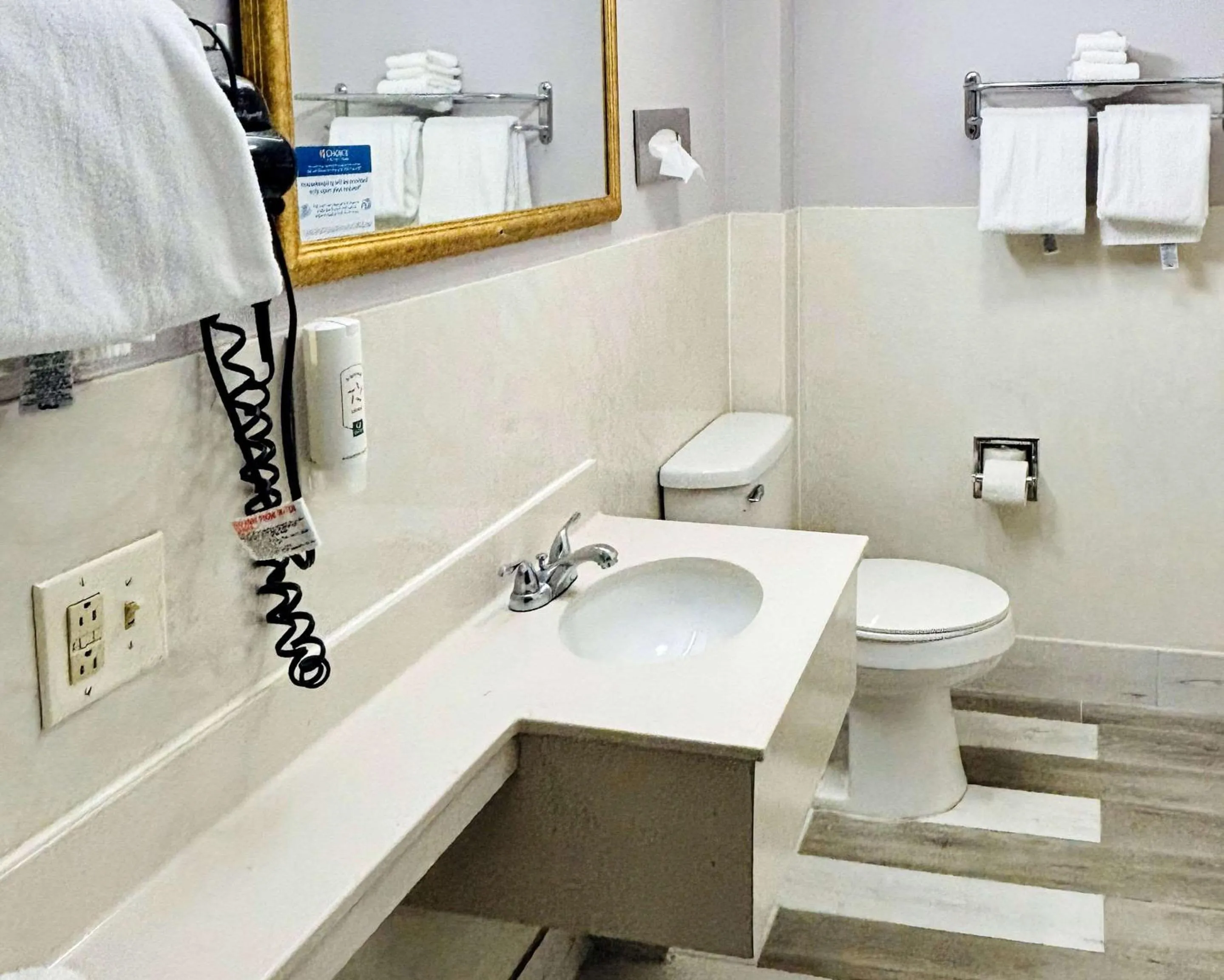 Bedroom in Quality Inn Raynham - Taunton