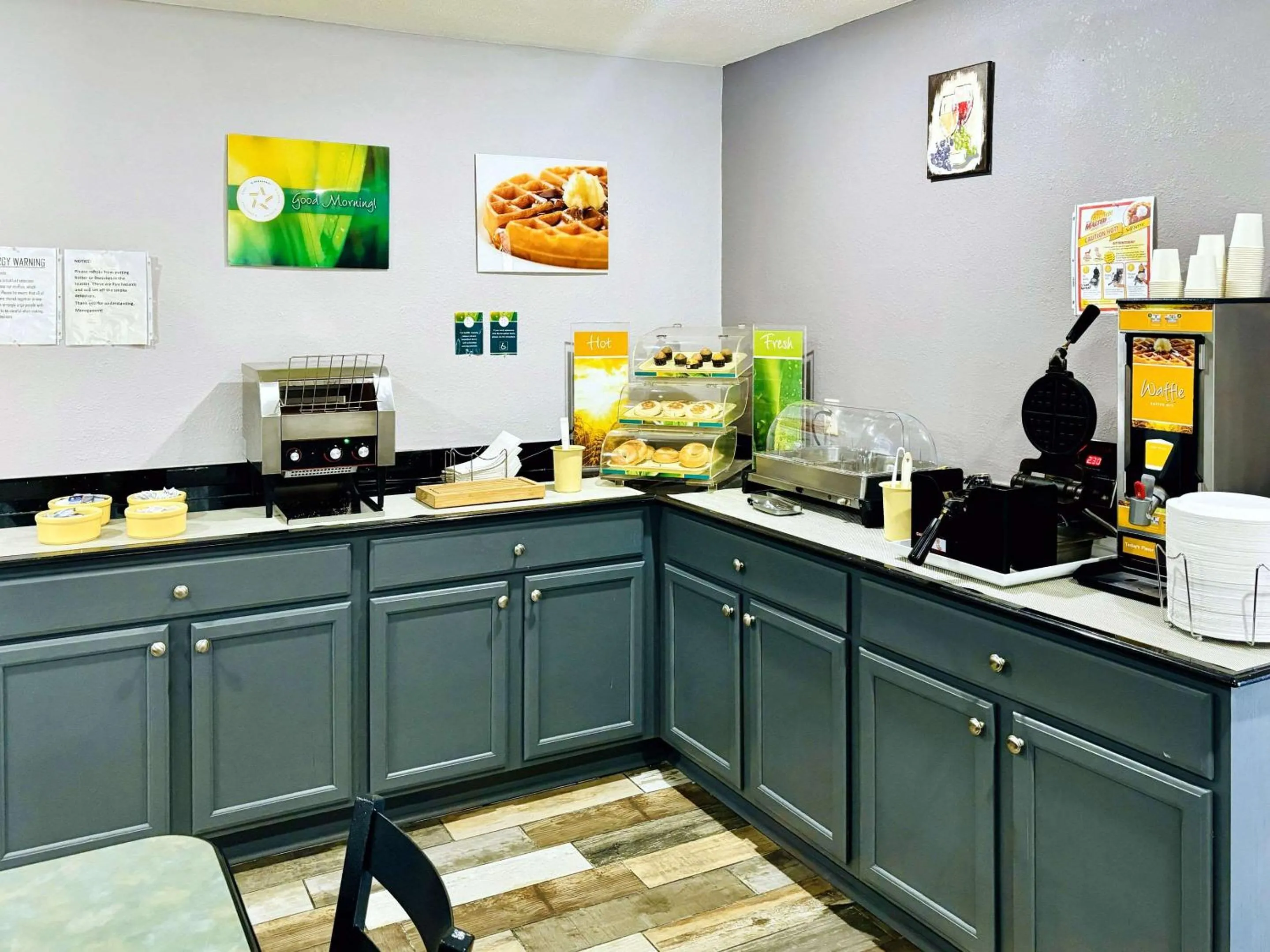 Breakfast in Quality Inn Raynham - Taunton