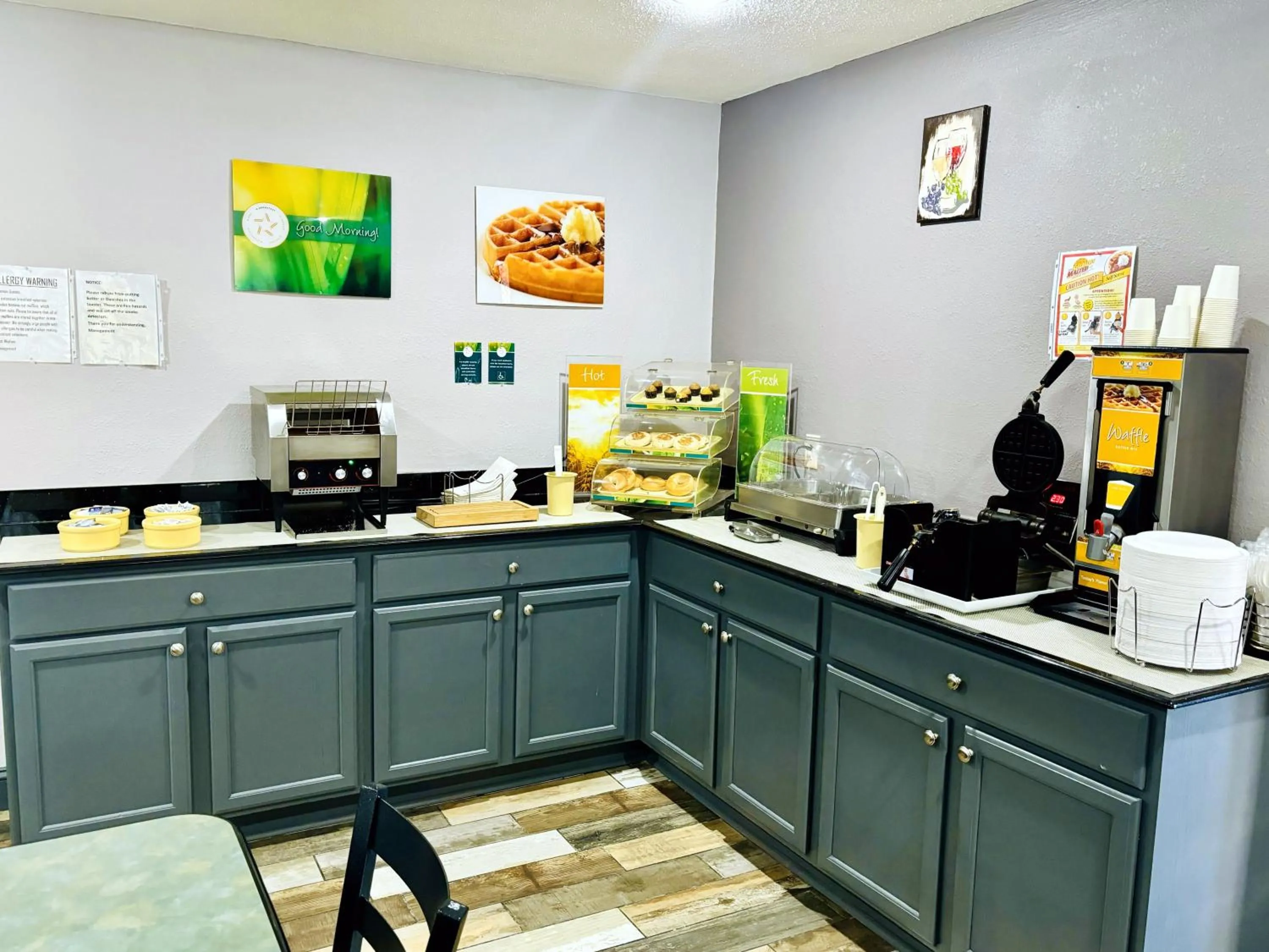 Breakfast in Quality Inn Raynham - Taunton