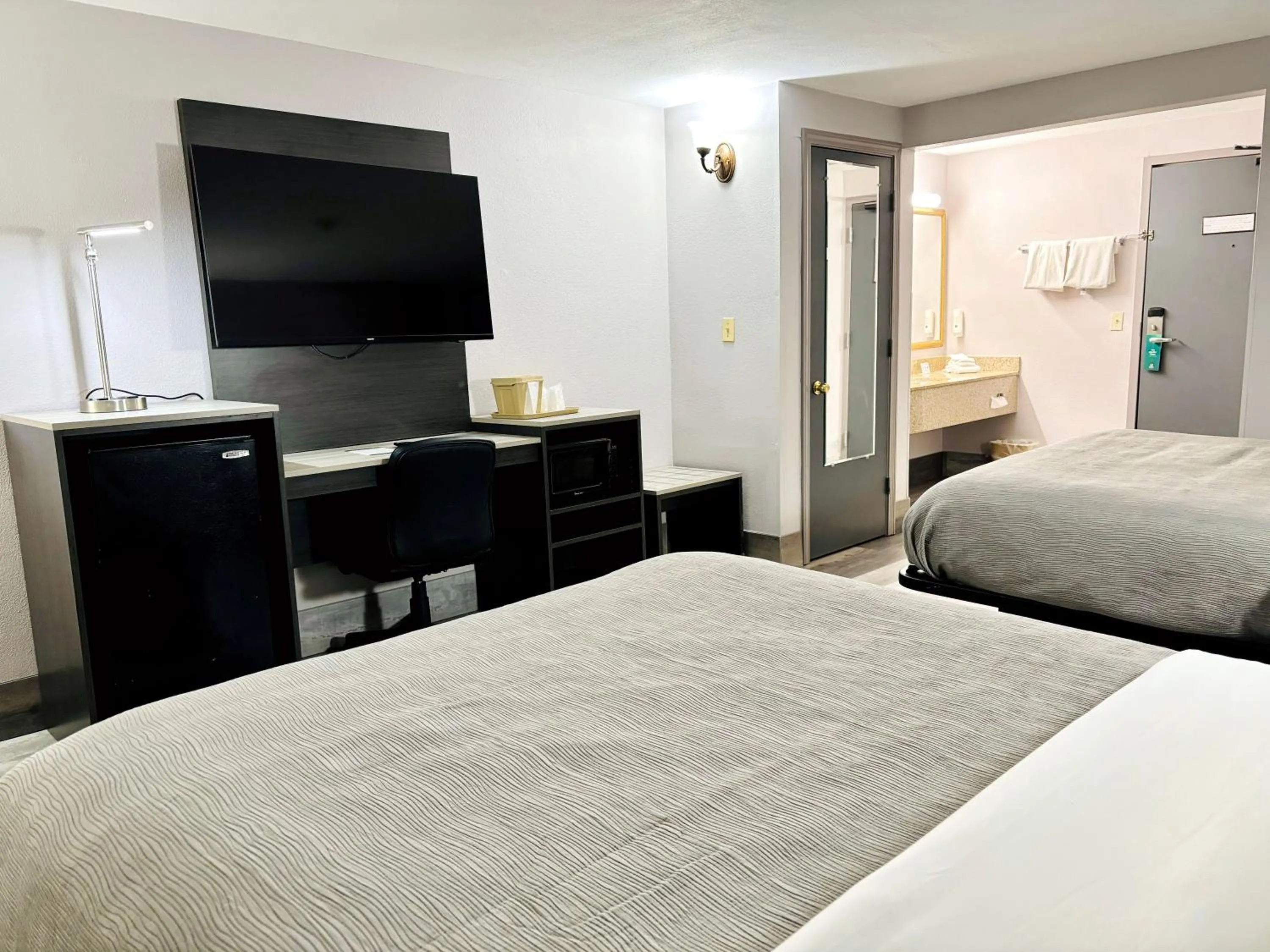 TV and multimedia, Bed in Quality Inn Raynham - Taunton