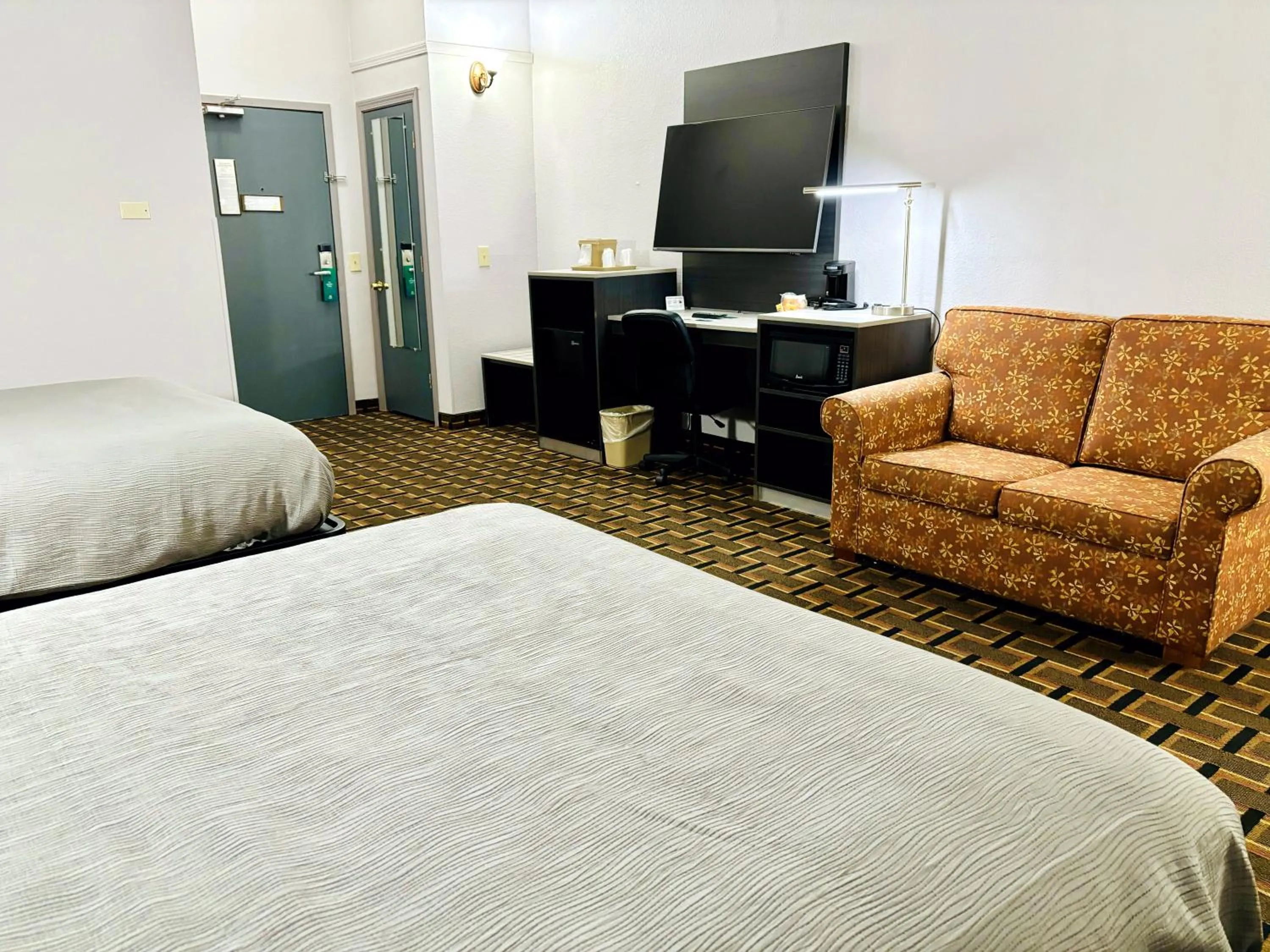 Photo of the whole room, Bed in Quality Inn Raynham - Taunton