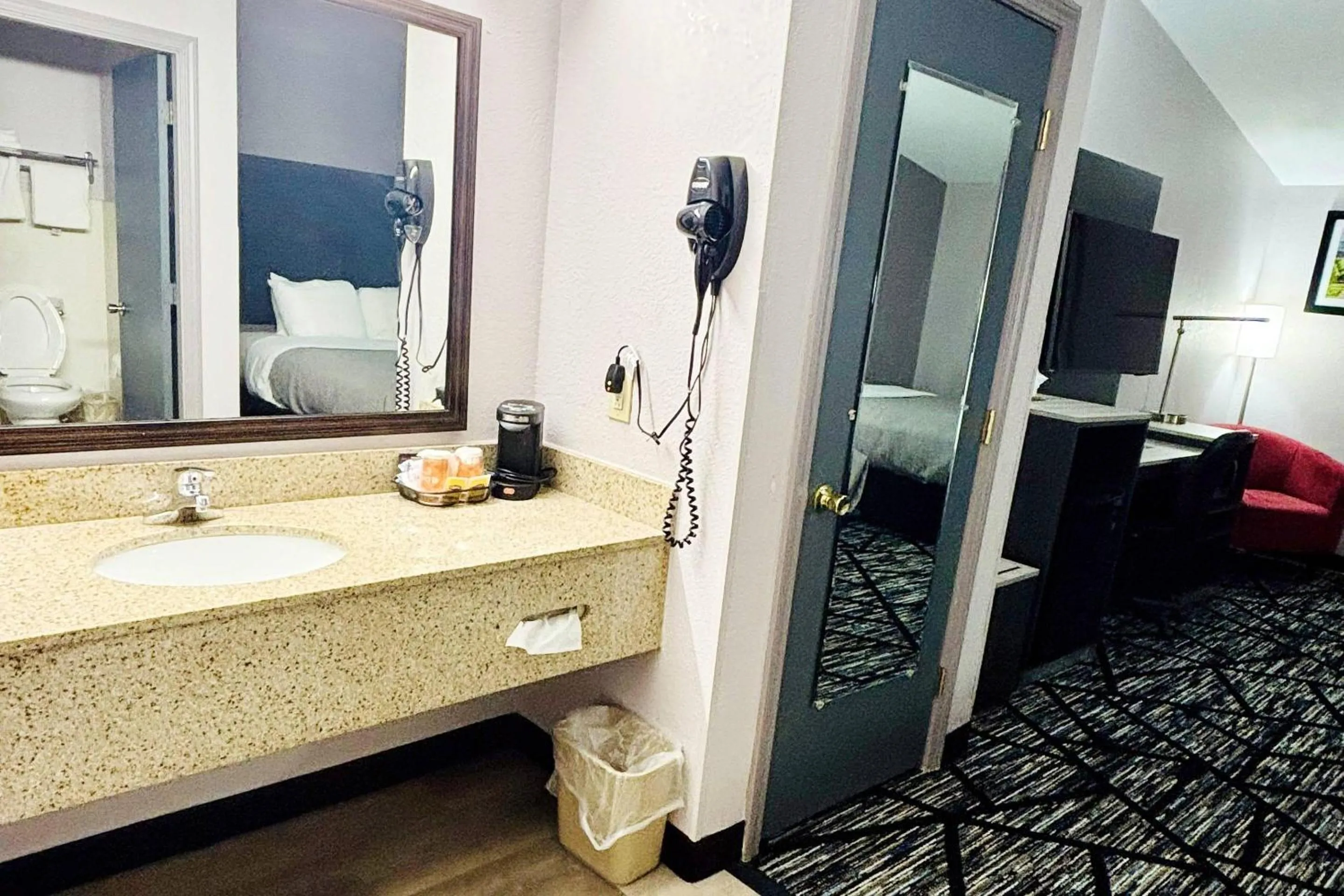 Bedroom in Quality Inn Raynham - Taunton