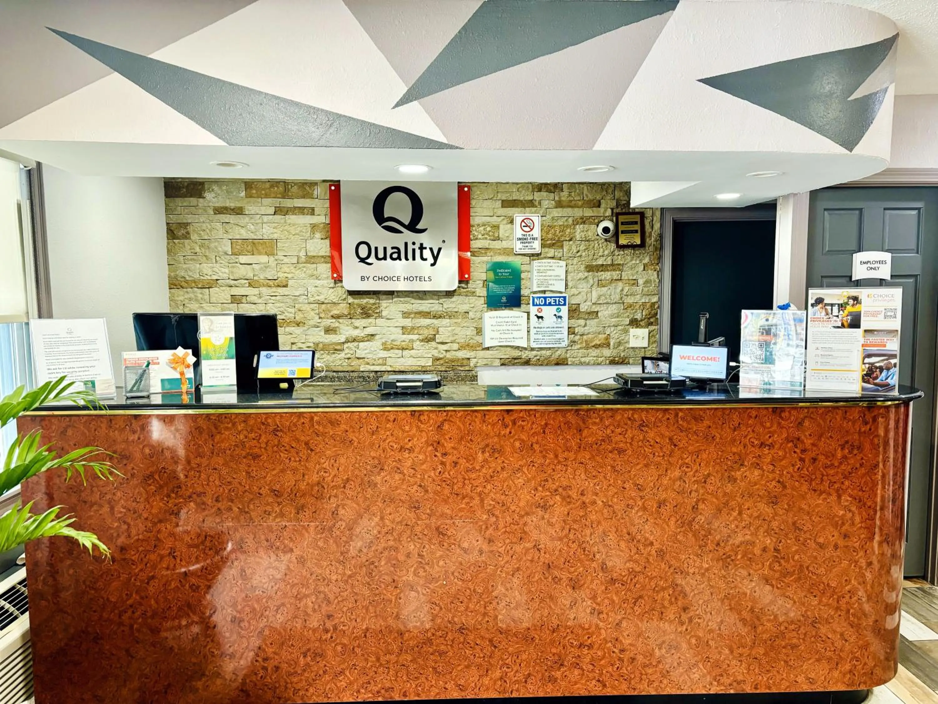 Lobby or reception in Quality Inn Raynham - Taunton