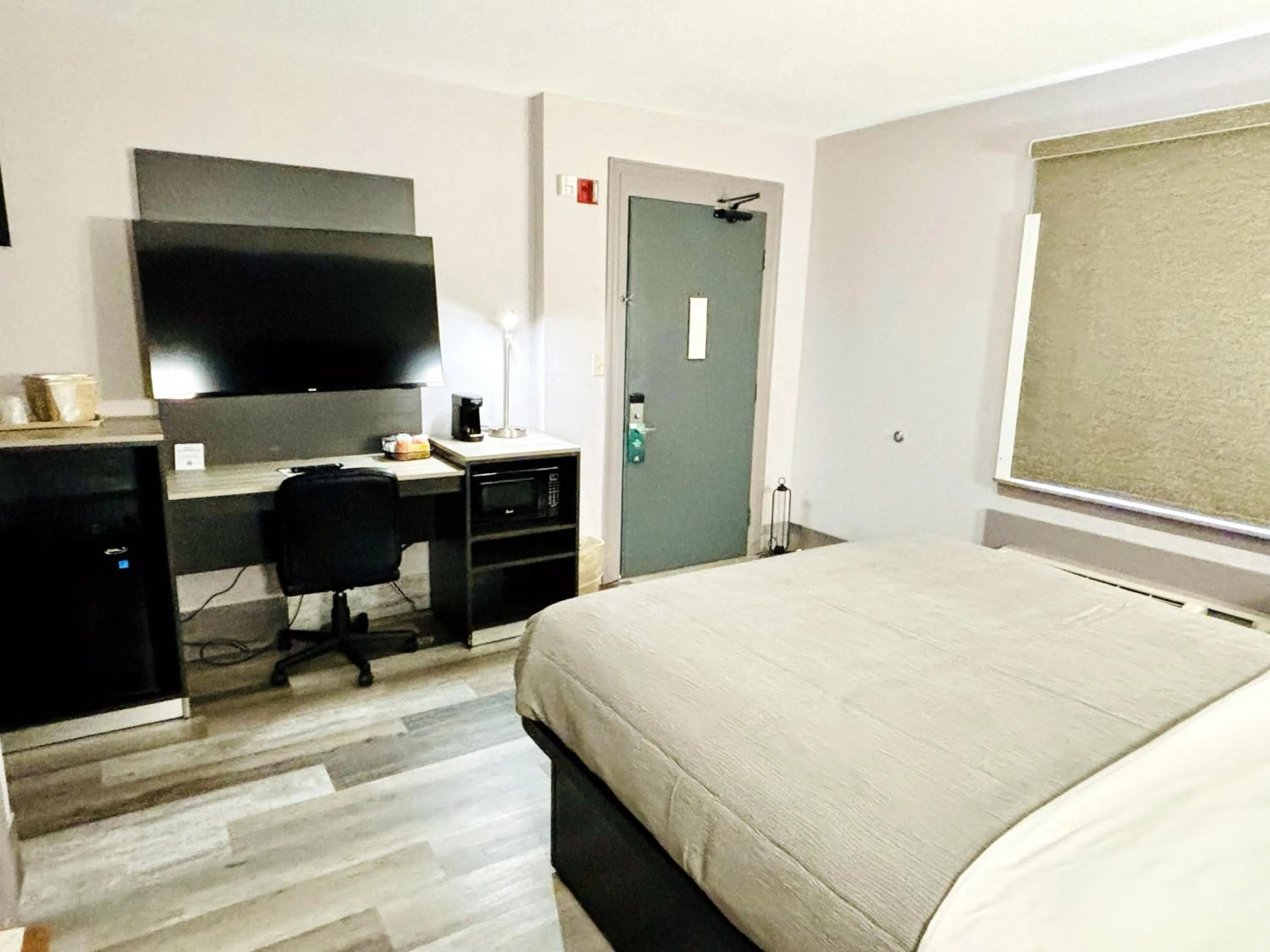 TV and multimedia, Bed in Quality Inn Raynham - Taunton