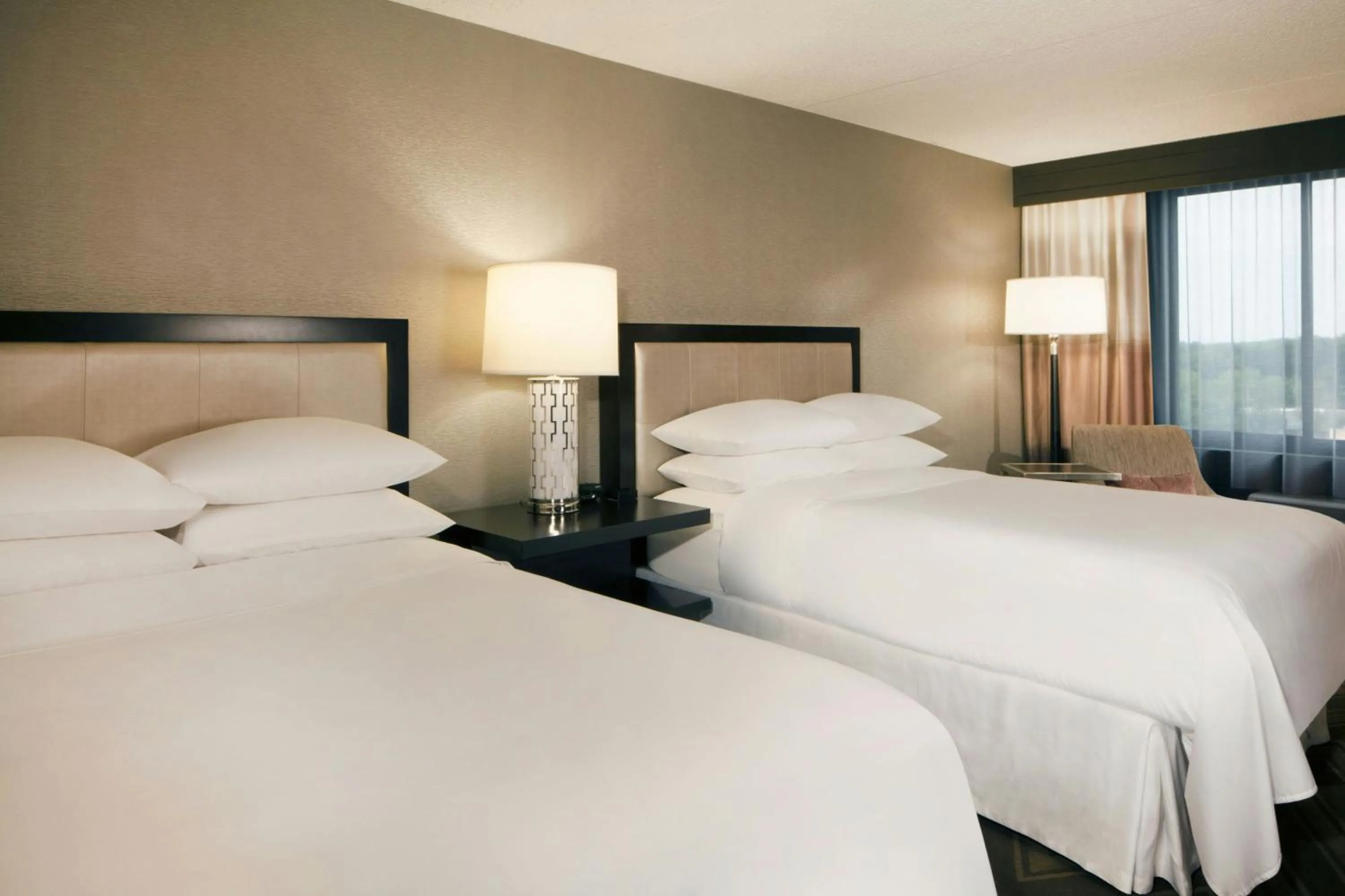 Photo of the whole room, Bed in Sheraton Bucks County Langhorne