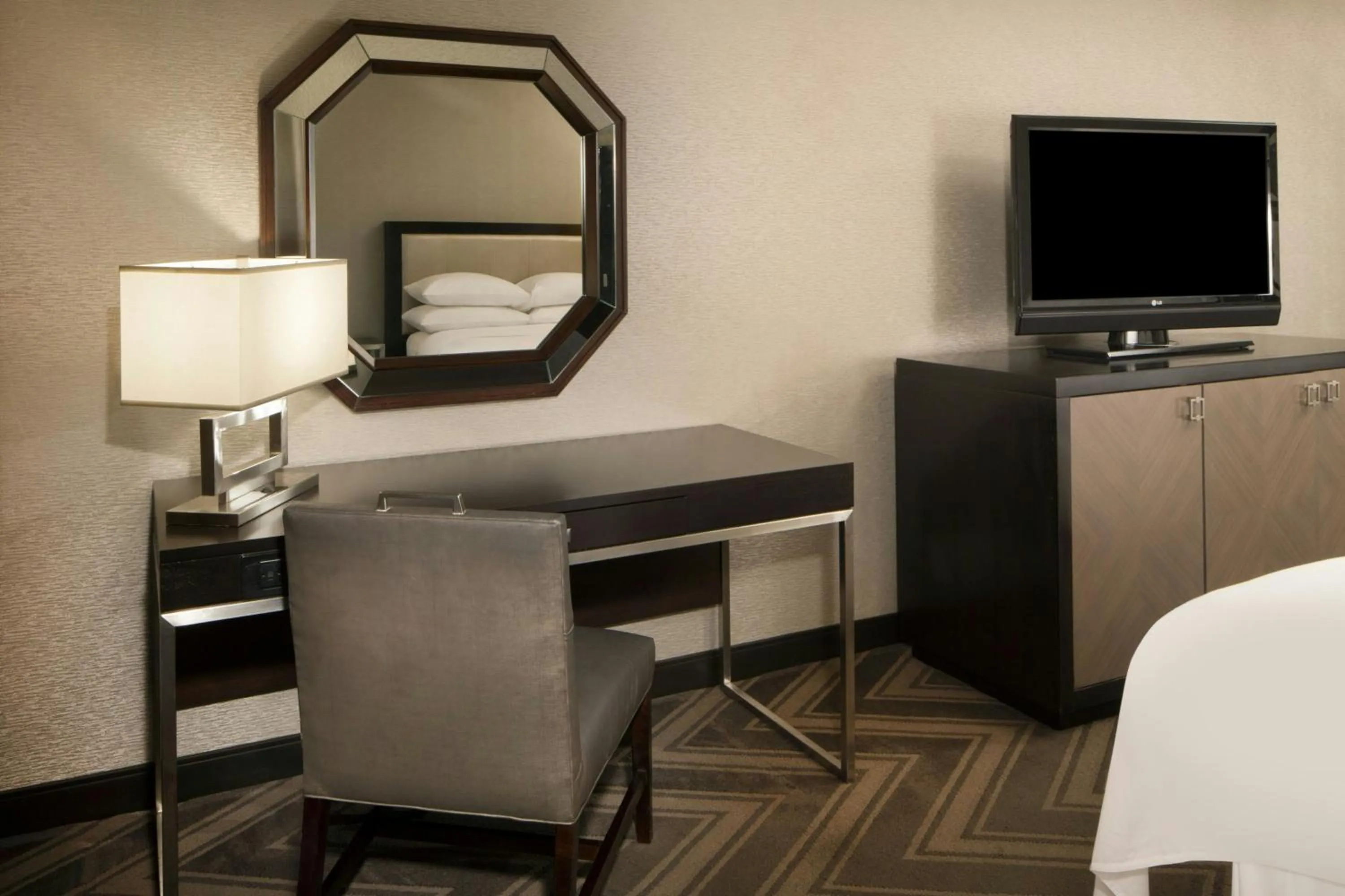 Photo of the whole room, Bed in Sheraton Bucks County Langhorne