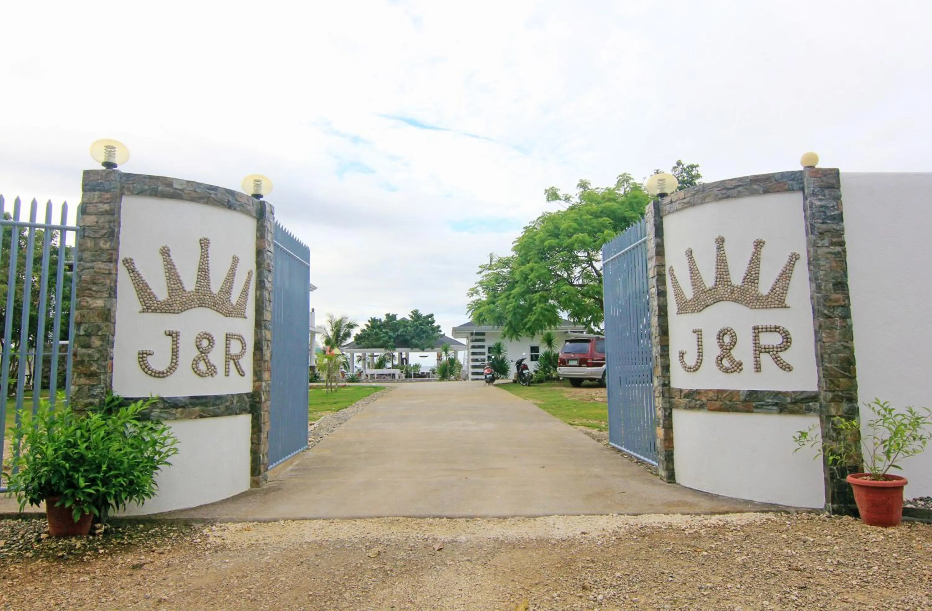 Facade/entrance in J&R Residence