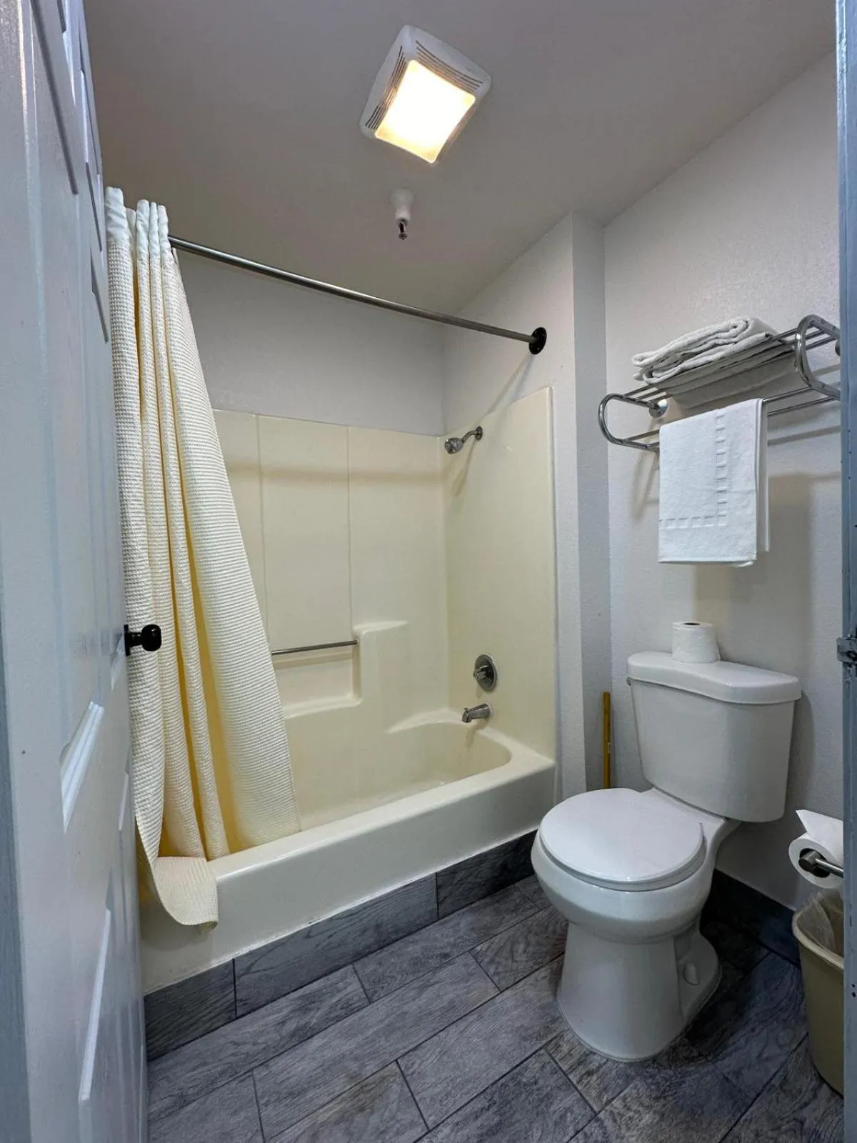 Shower in Motel Santa Cruz