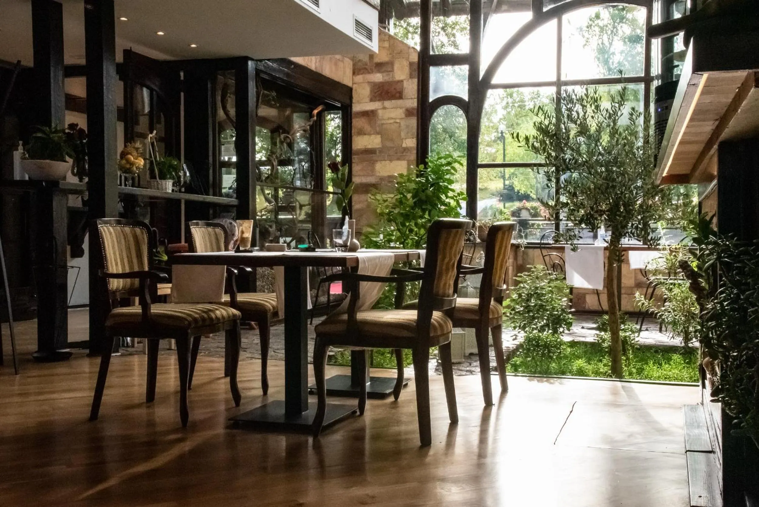 Restaurant/places to eat in Bahus Inn