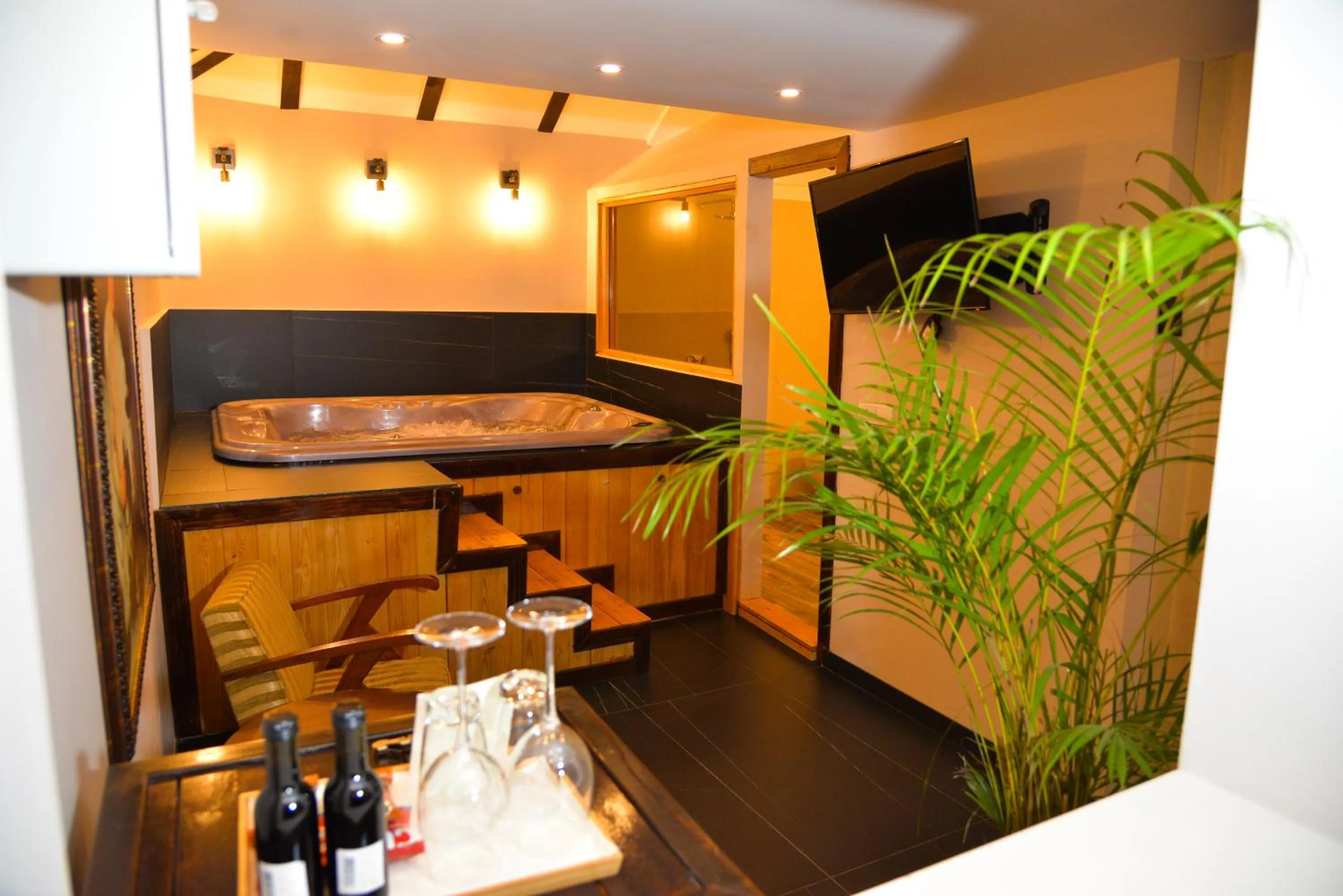 Hot Tub in Bahus Inn