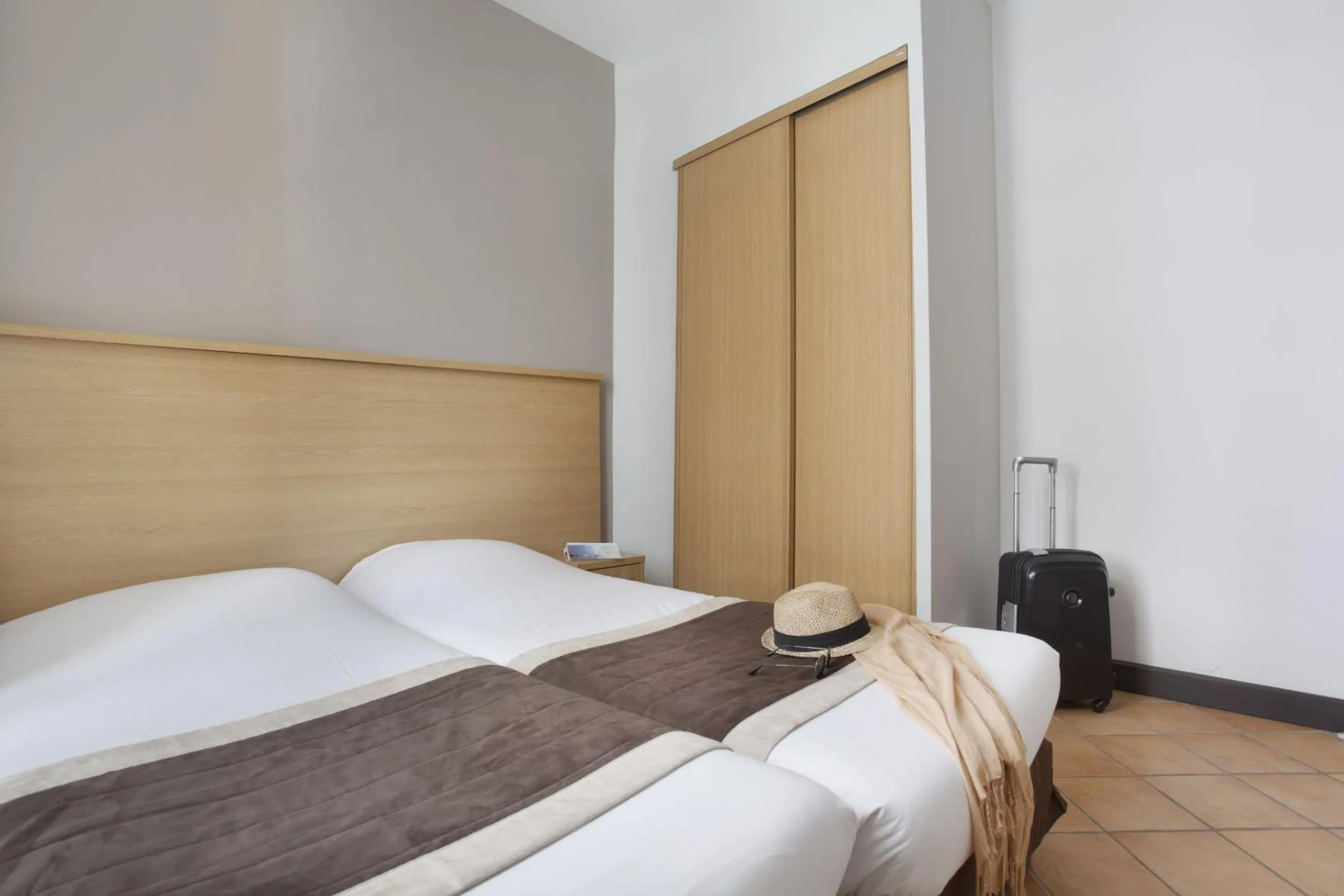 Bedroom, Bed in Appart'hôtel Odalys City - Nice Centre