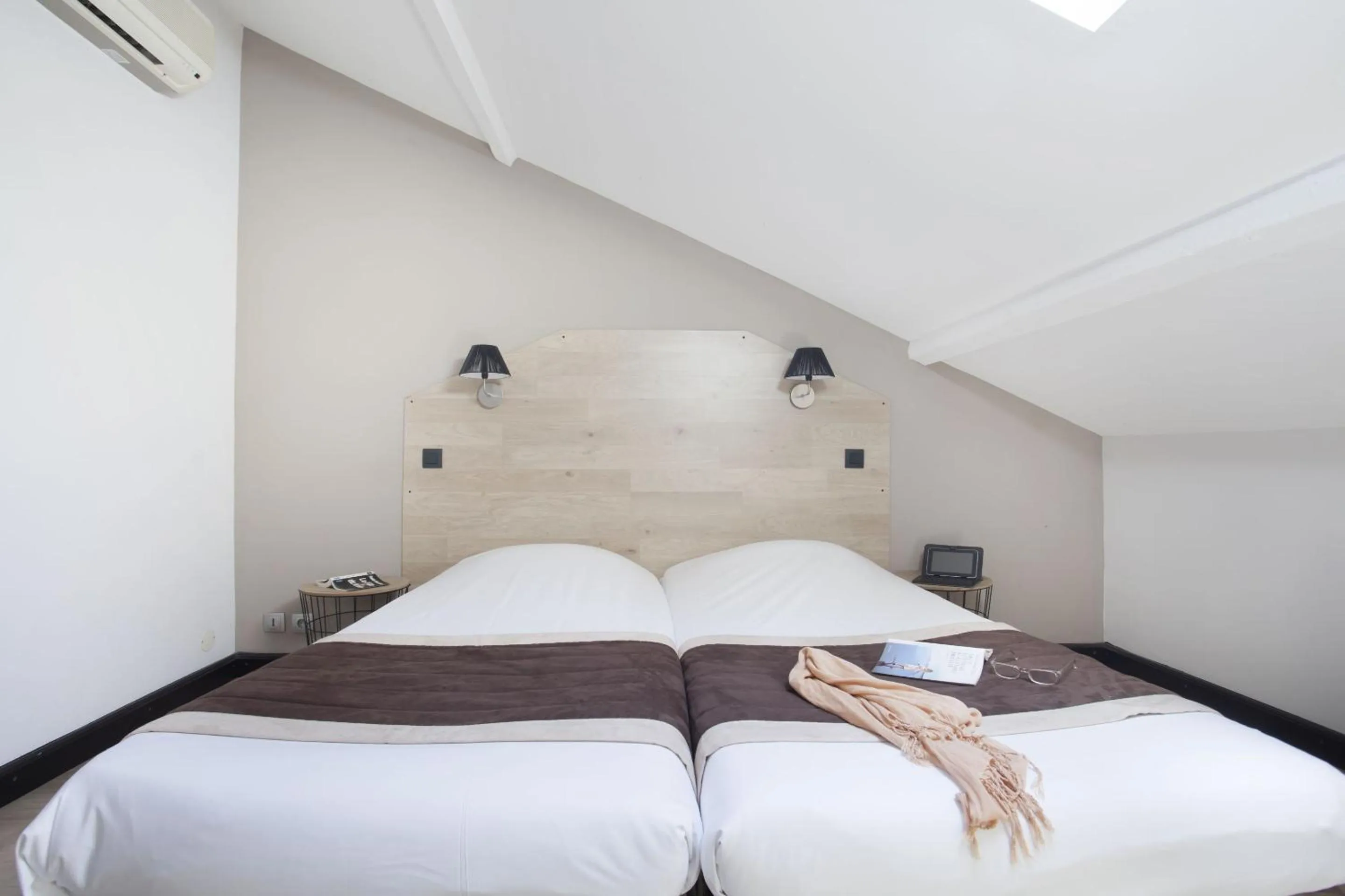 Bedroom, Bed in Appart'hôtel Odalys City - Nice Centre