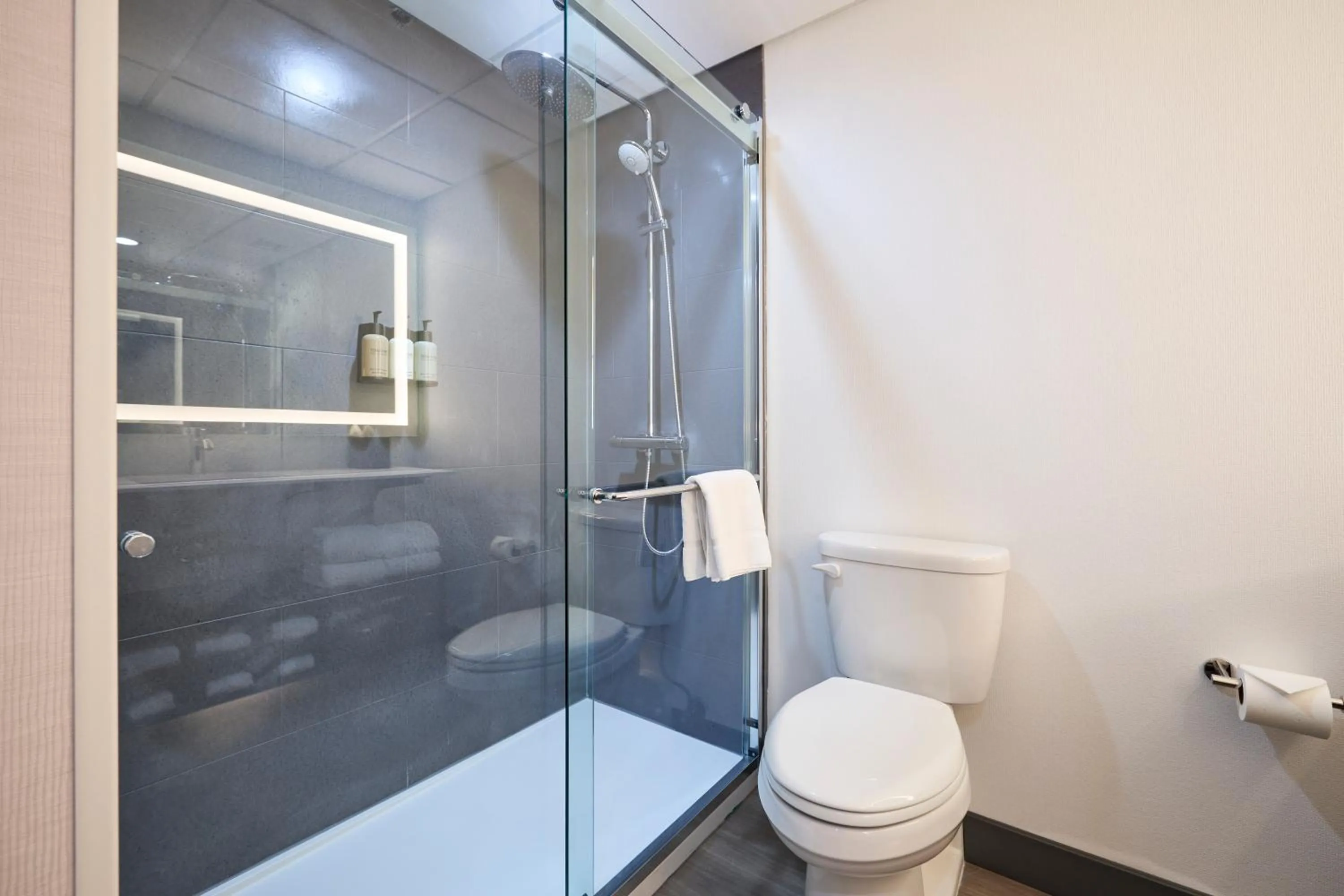 Shower in Gateway Hotel and Conference Center