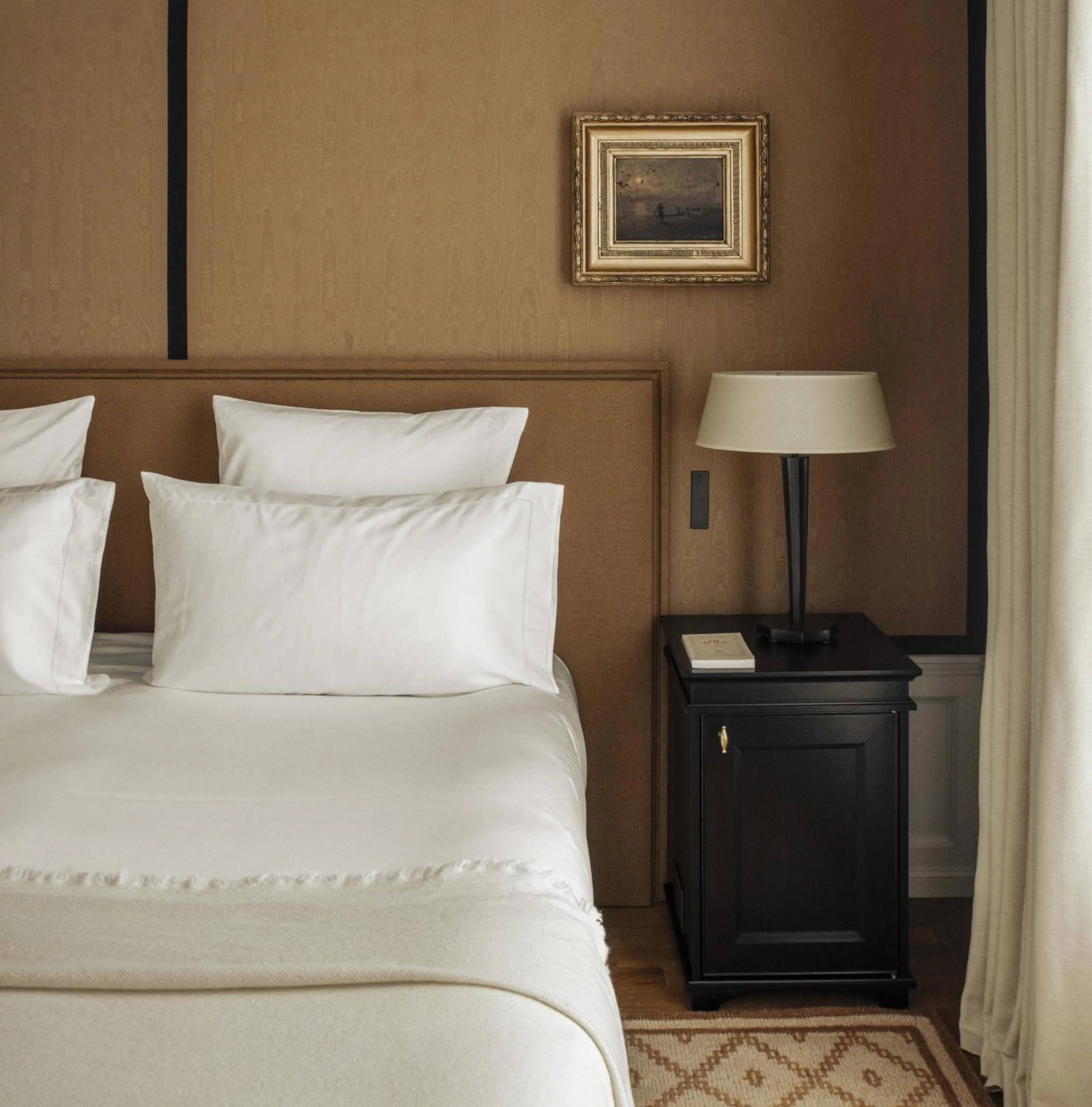 Bed in Hôtel Balzac Paris & Spa Ikoï