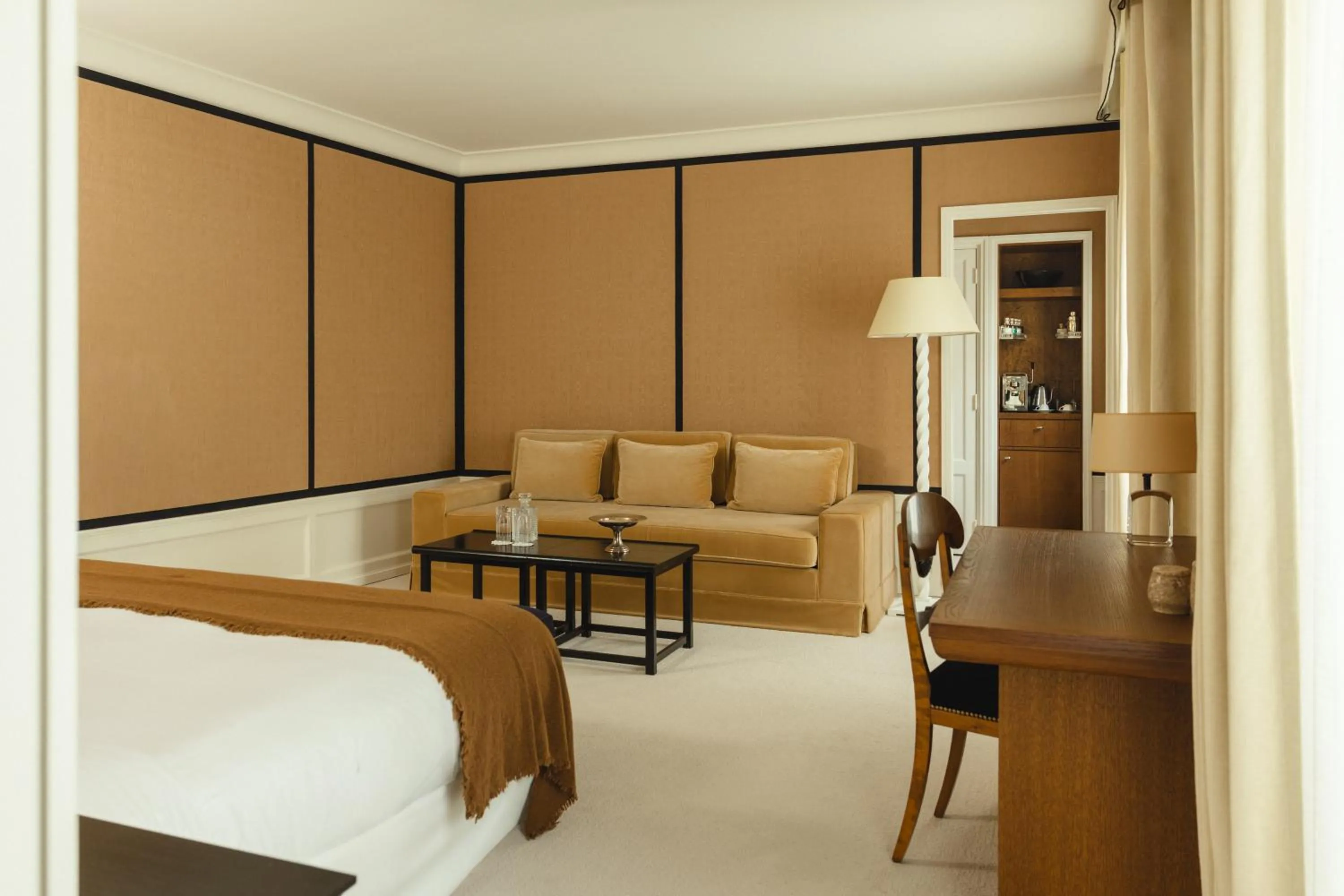 Bed in Hôtel Balzac Paris & Spa Ikoï