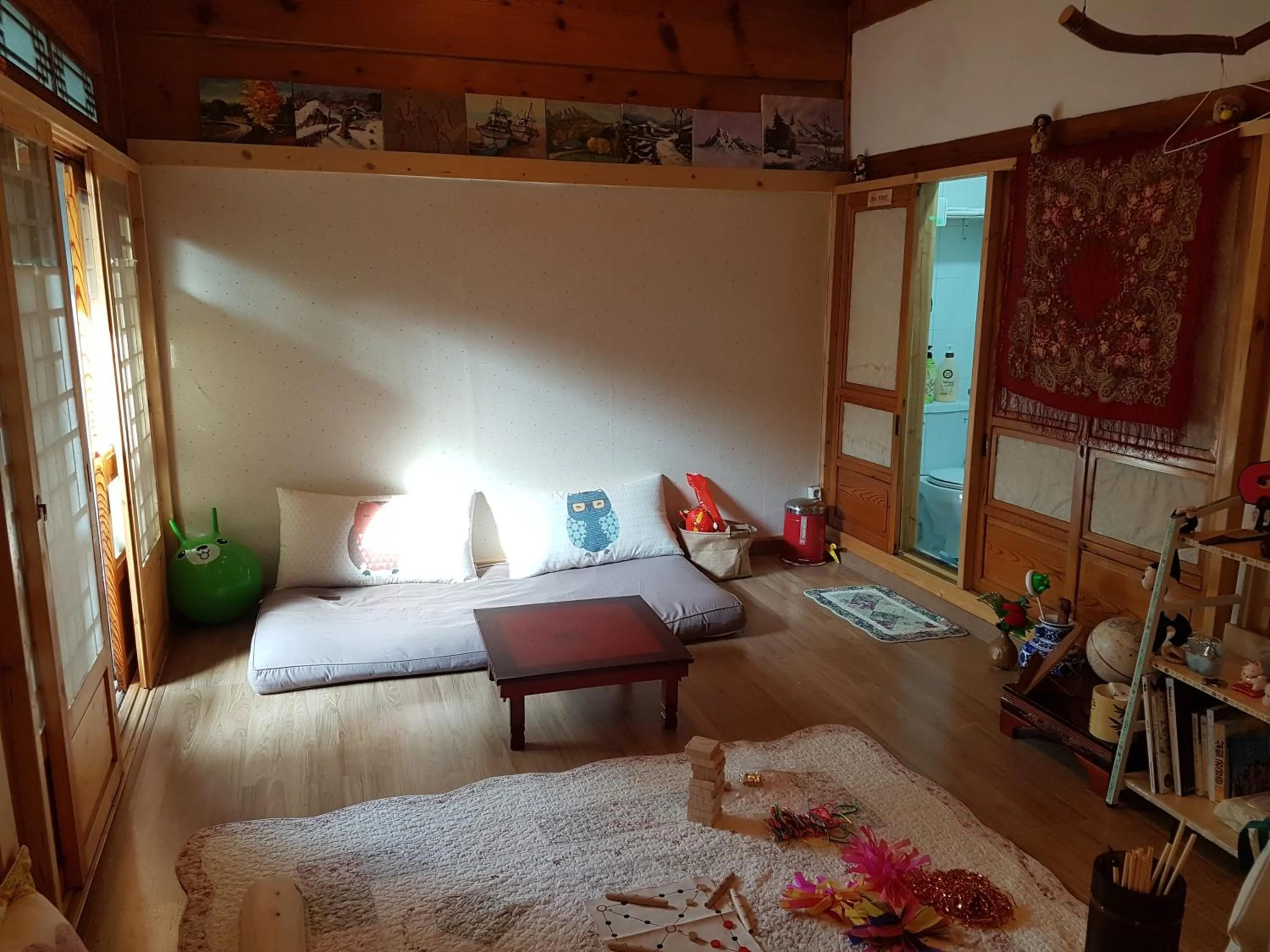 Communal lounge/ TV room, Bed in Gongsimga Hanok Guesthouse