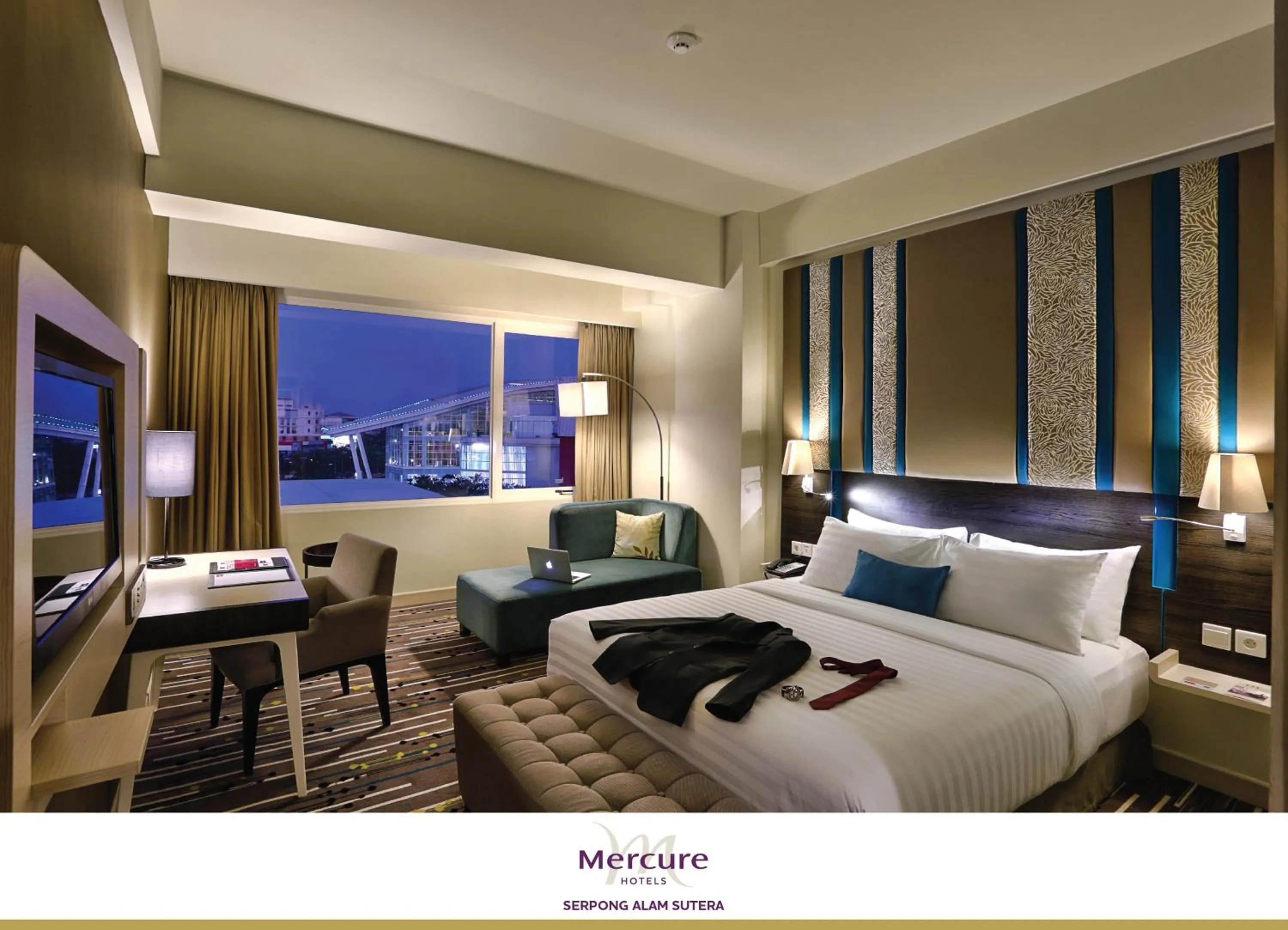 Photo of the whole room, Bed in Mercure Serpong Alam Sutera
