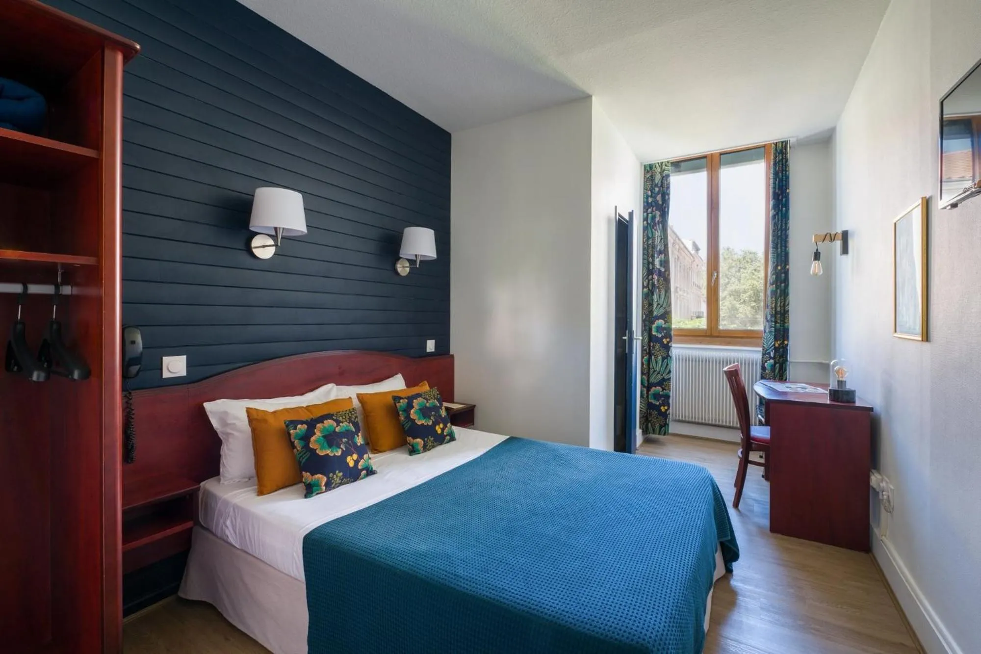 Bed in Grand Hotel De La Poste - Lyon Sud - Vienne