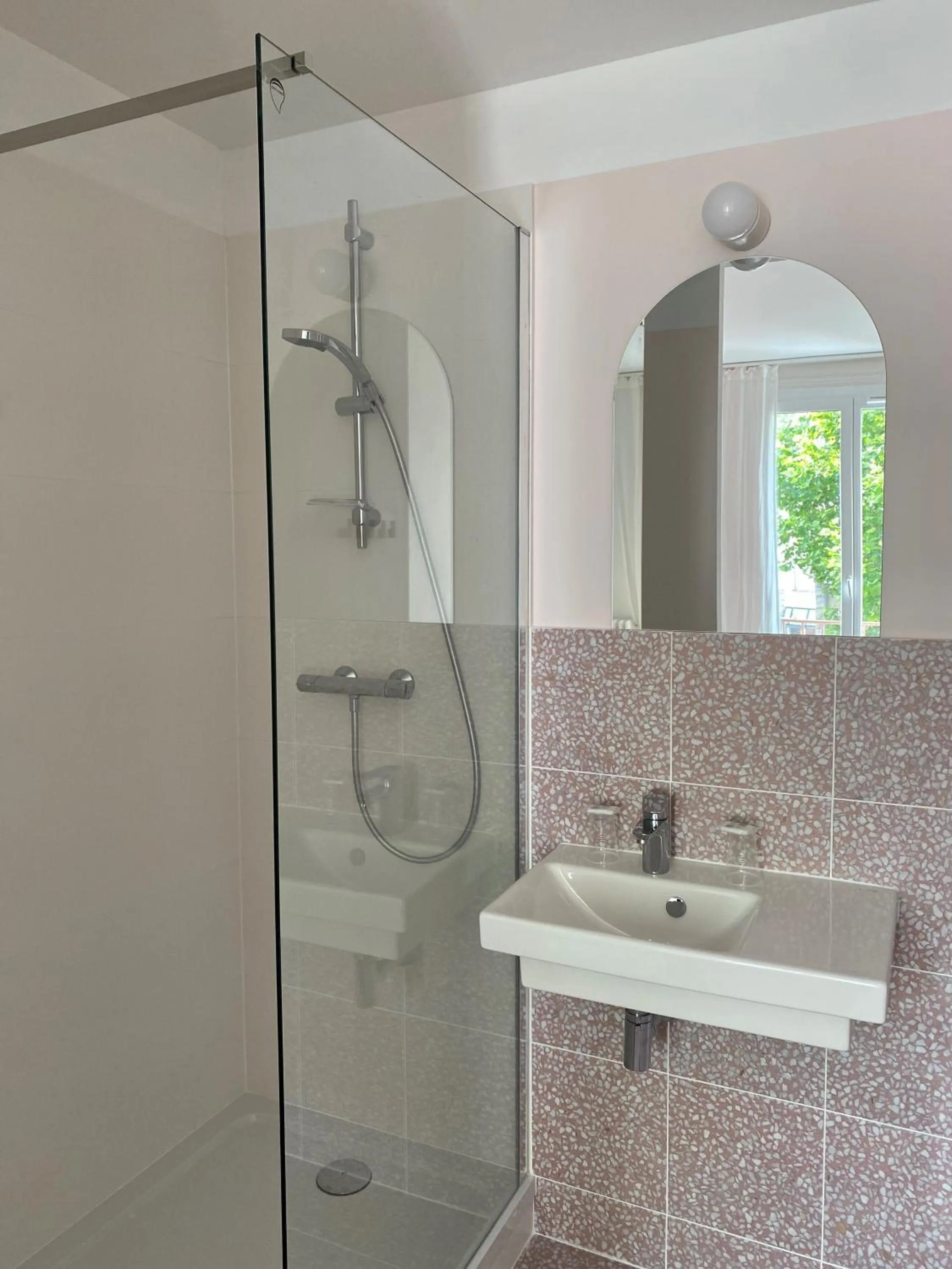 Shower in Hotel Saint Louis