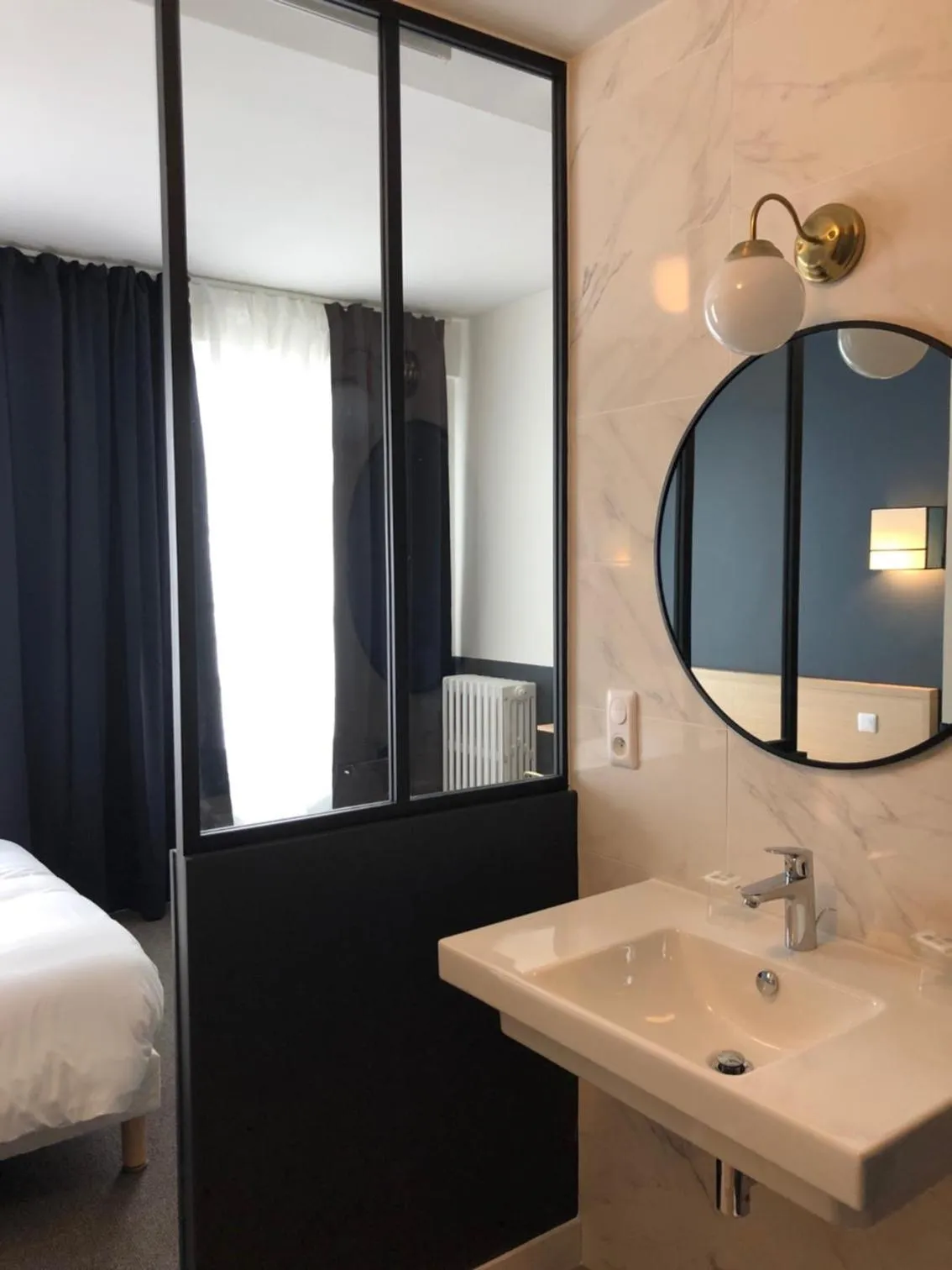 Bathroom, Bed in Hotel Saint Louis