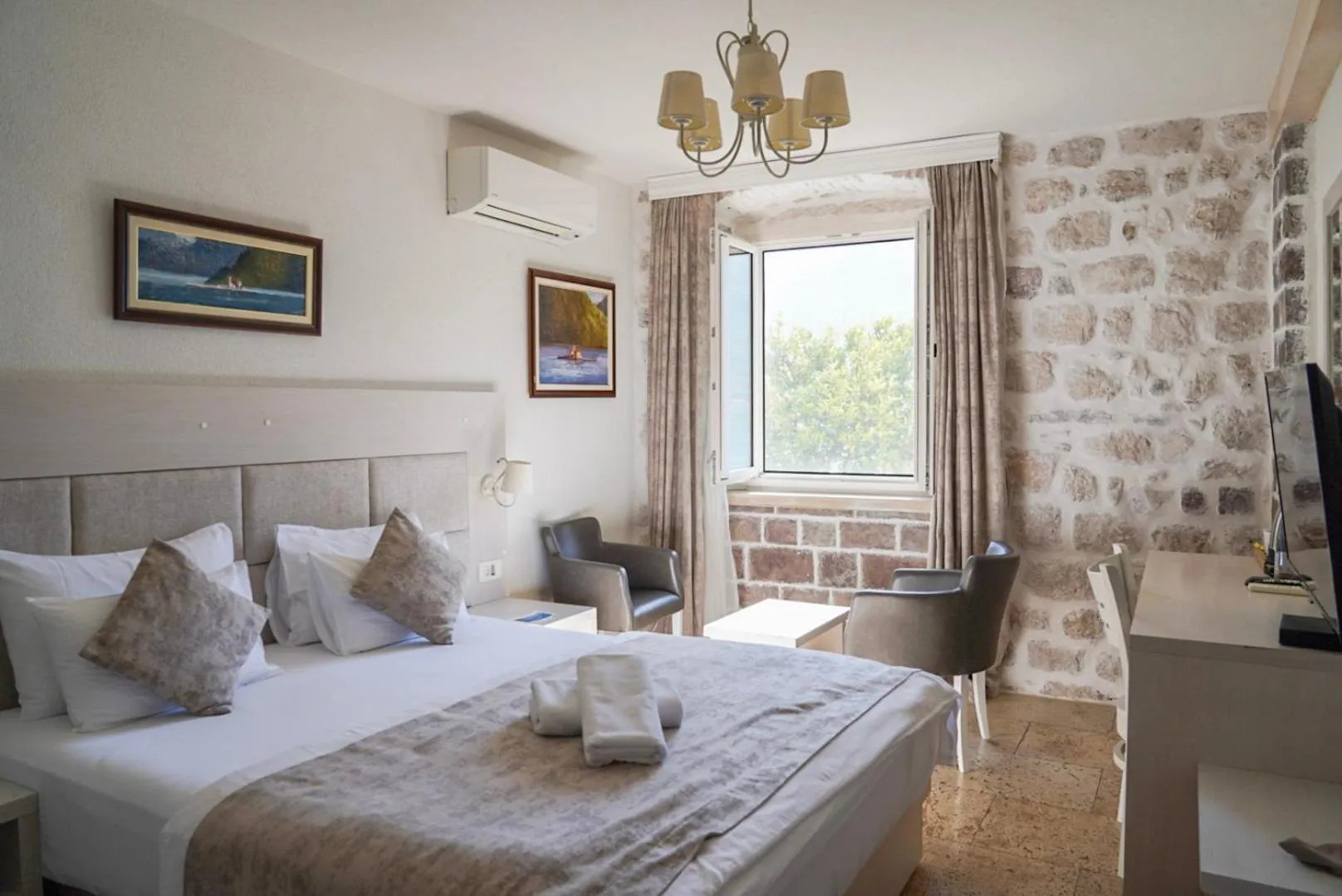 Bed in Conte Hotel & Restaurant