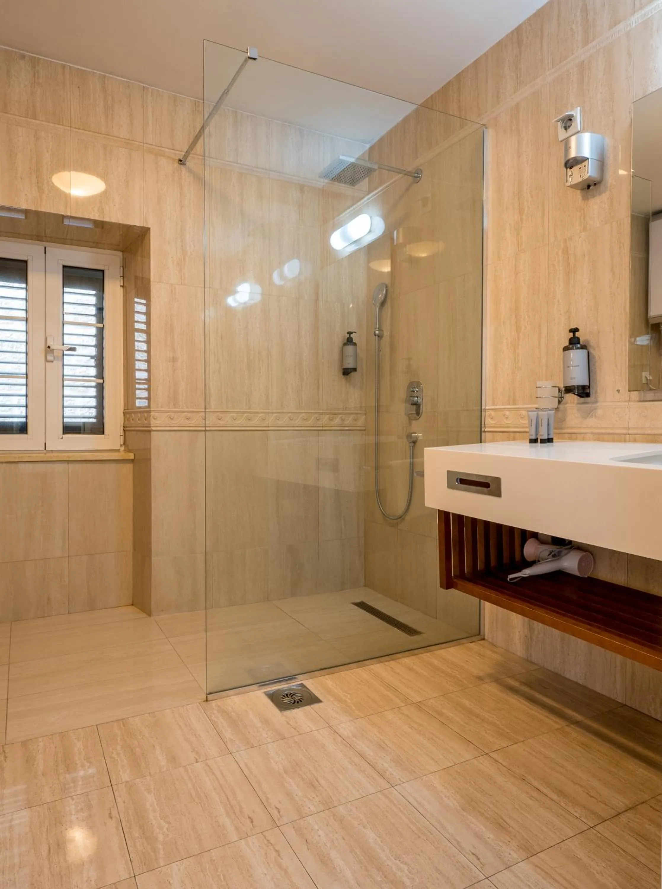 Conte Hotel & Restaurant