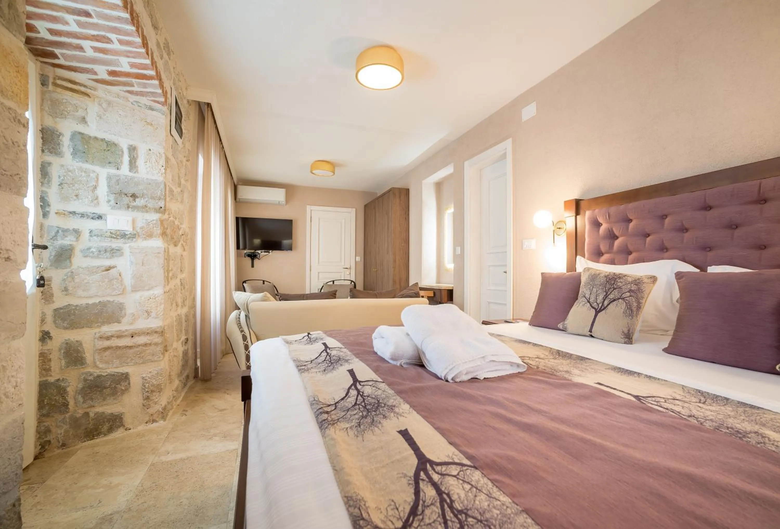 Bed in Conte Hotel & Restaurant