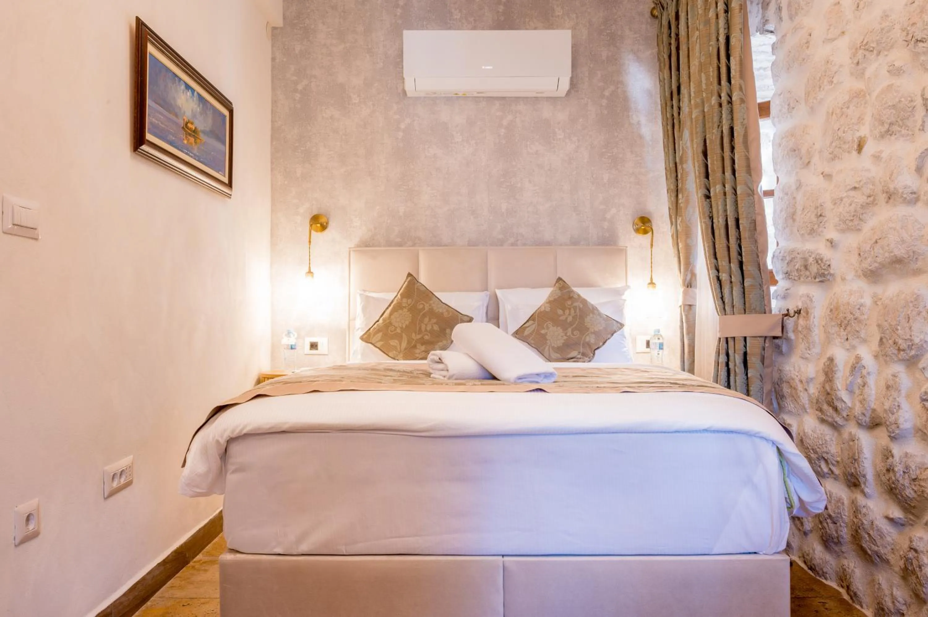 Bed in Conte Hotel & Restaurant