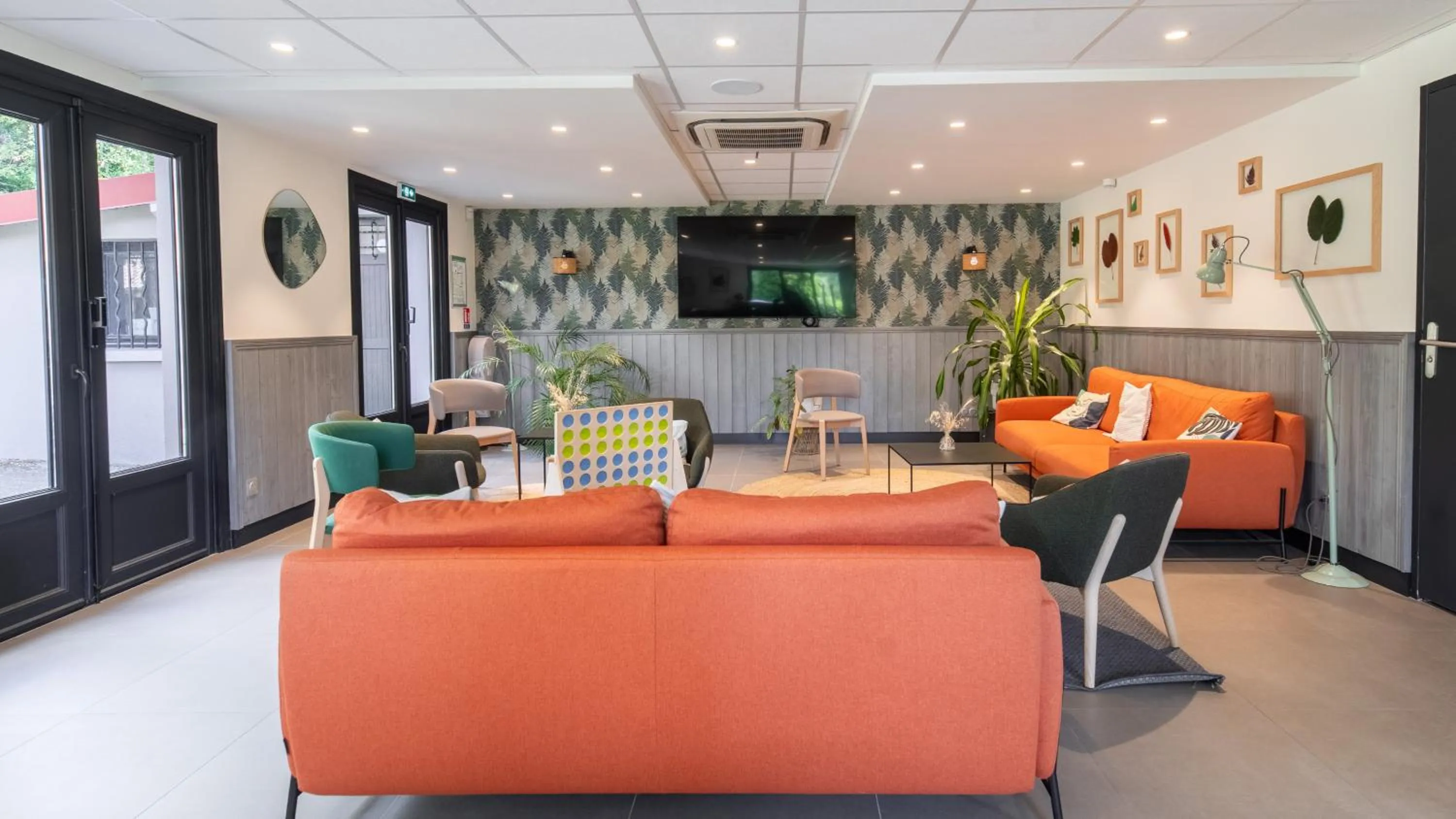 Communal lounge/ TV room in Campanile Limoges Nord