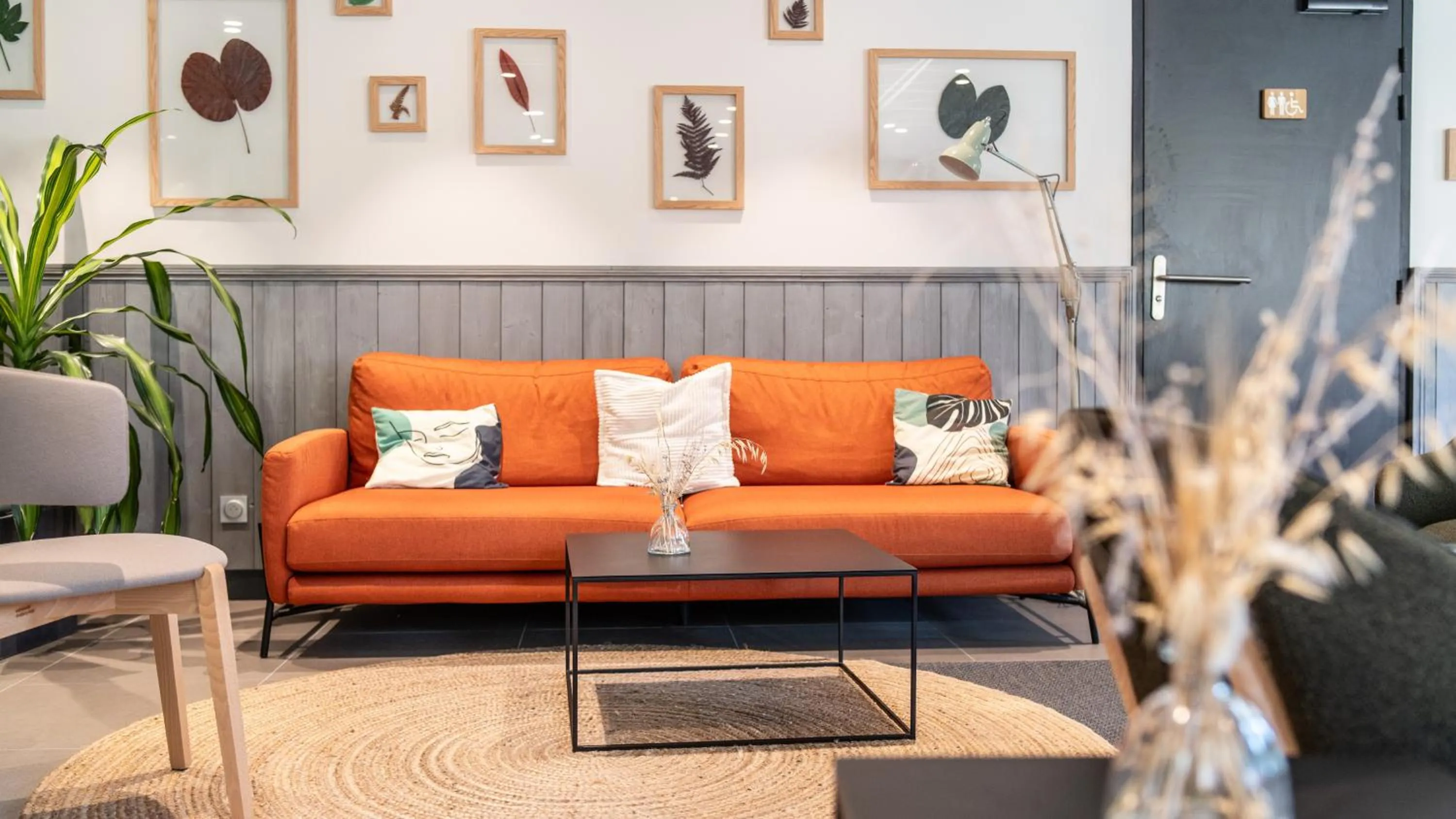 Communal lounge/ TV room in Campanile Limoges Nord