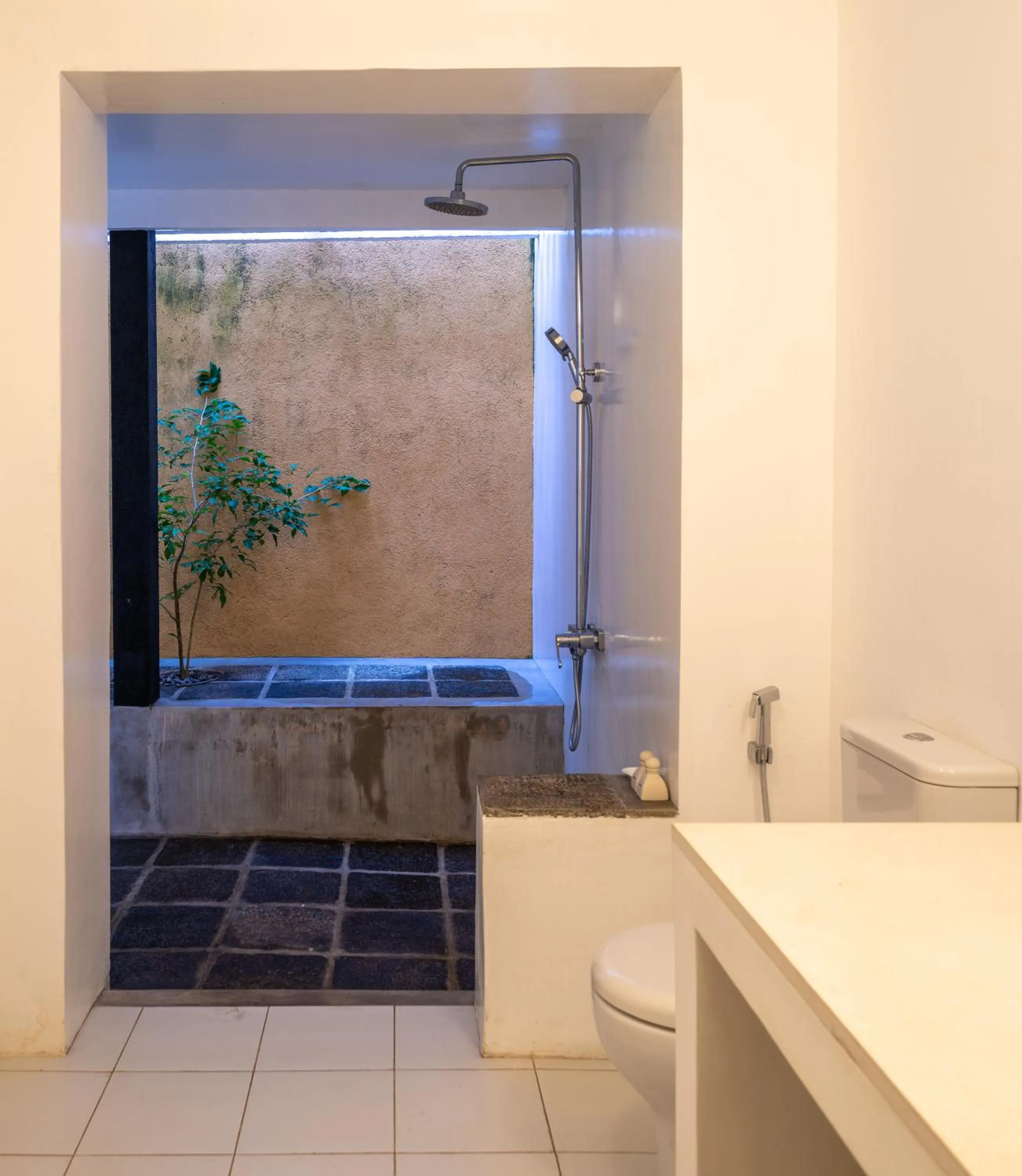 Bathroom in De Saram House by Geoffrey Bawa