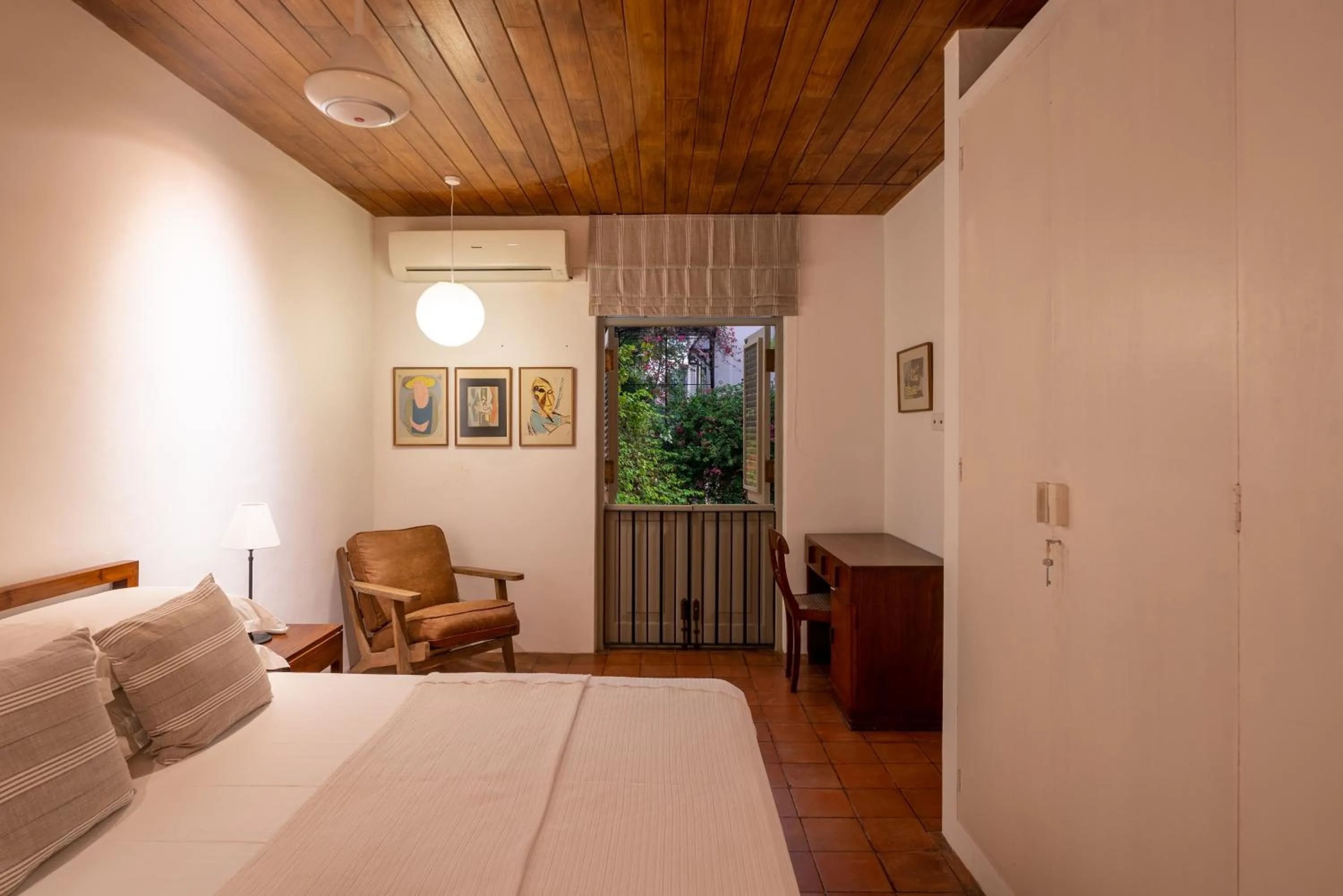 Bedroom, Bed in De Saram House by Geoffrey Bawa