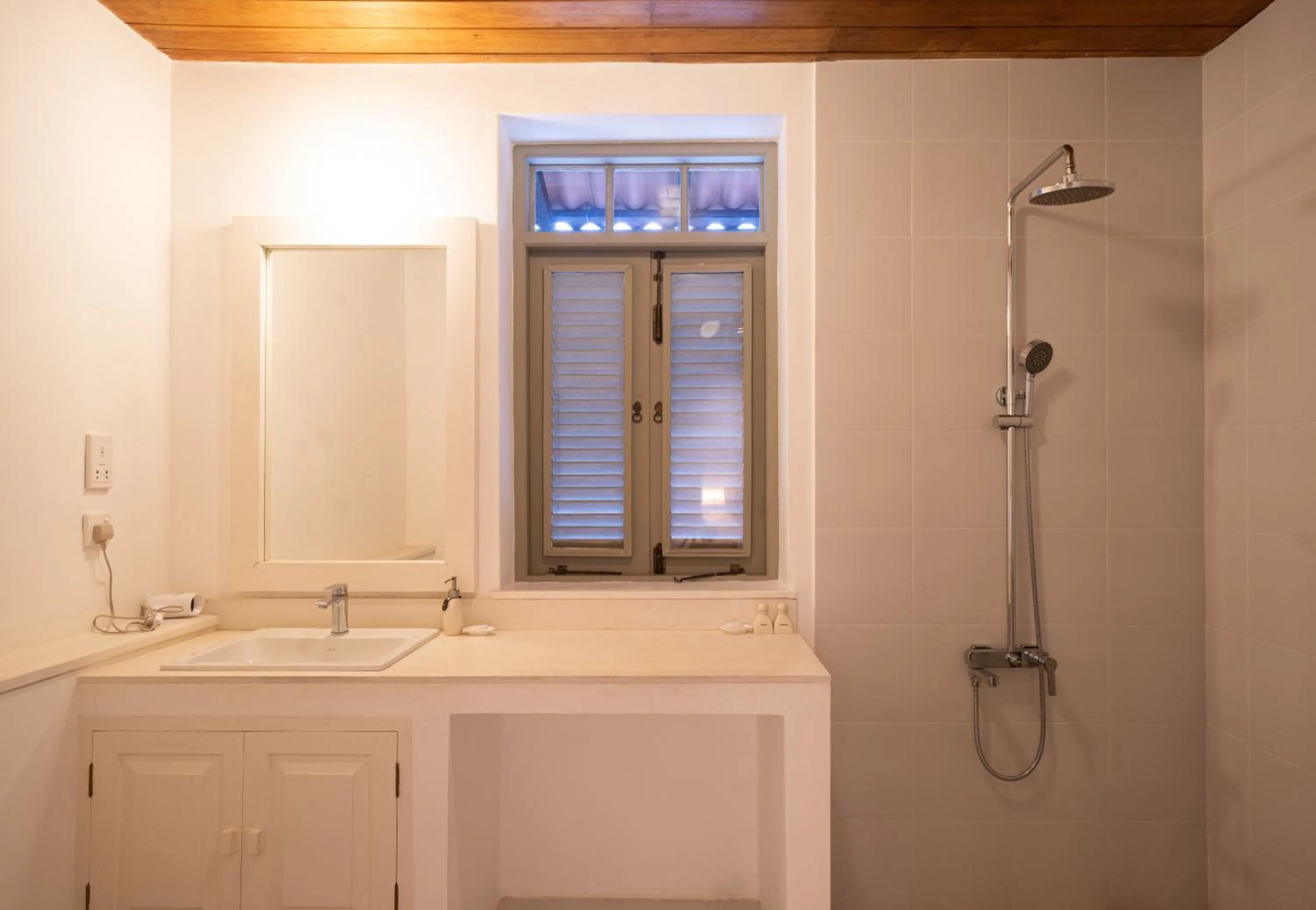Bathroom in De Saram House by Geoffrey Bawa