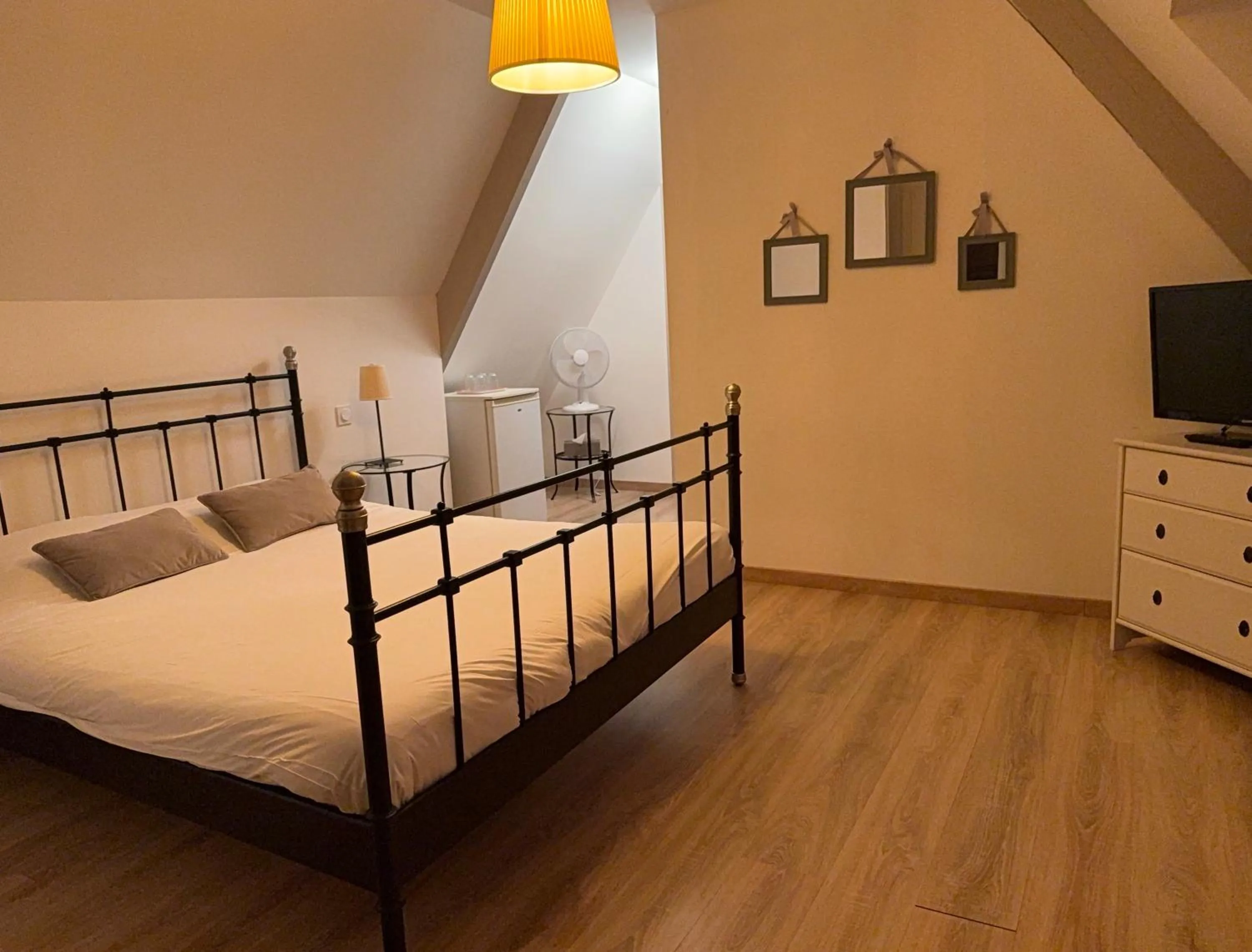 Property building, Bed in Le Château de Grèges