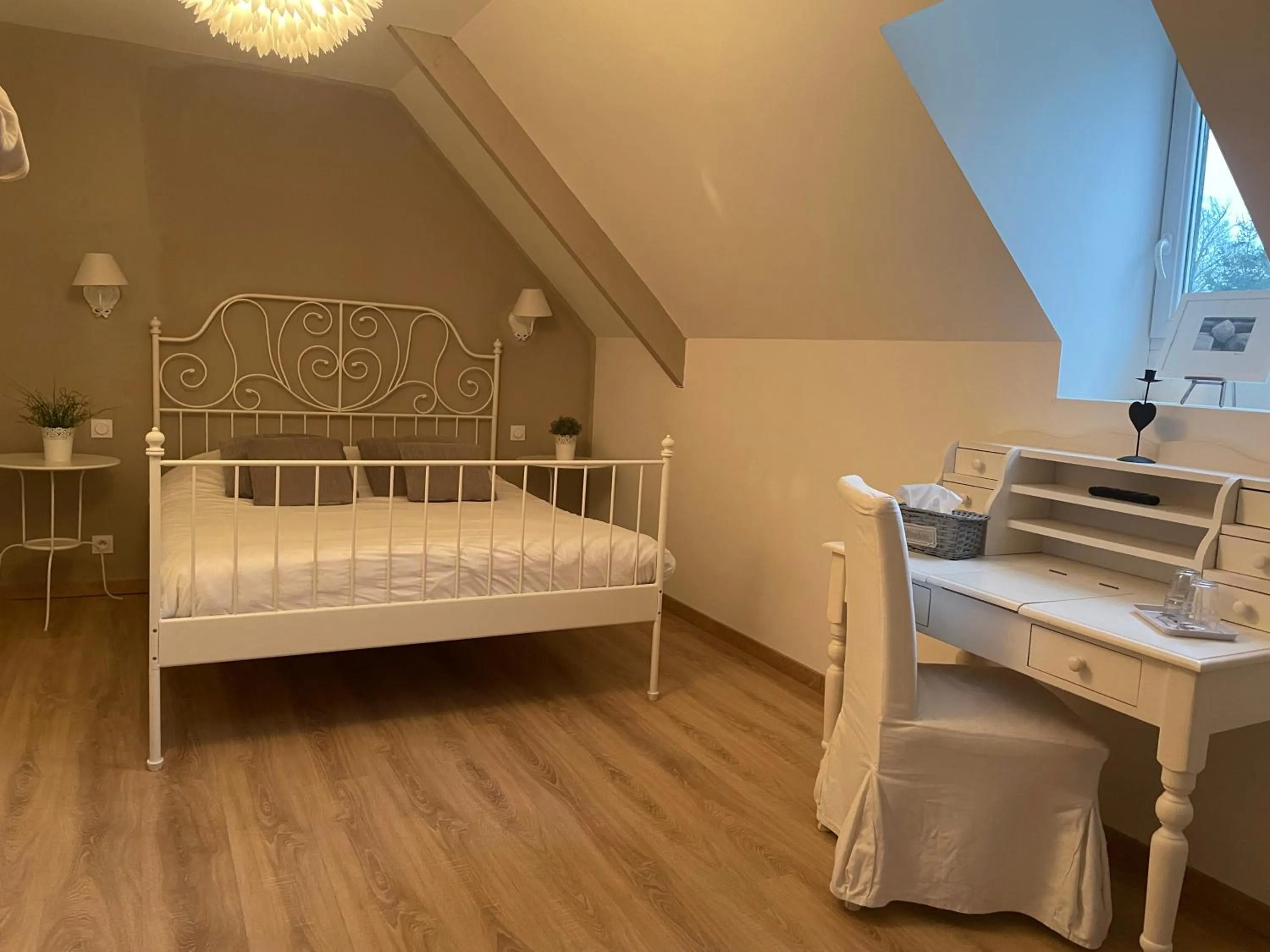 Property building, Bed in Le Château de Grèges