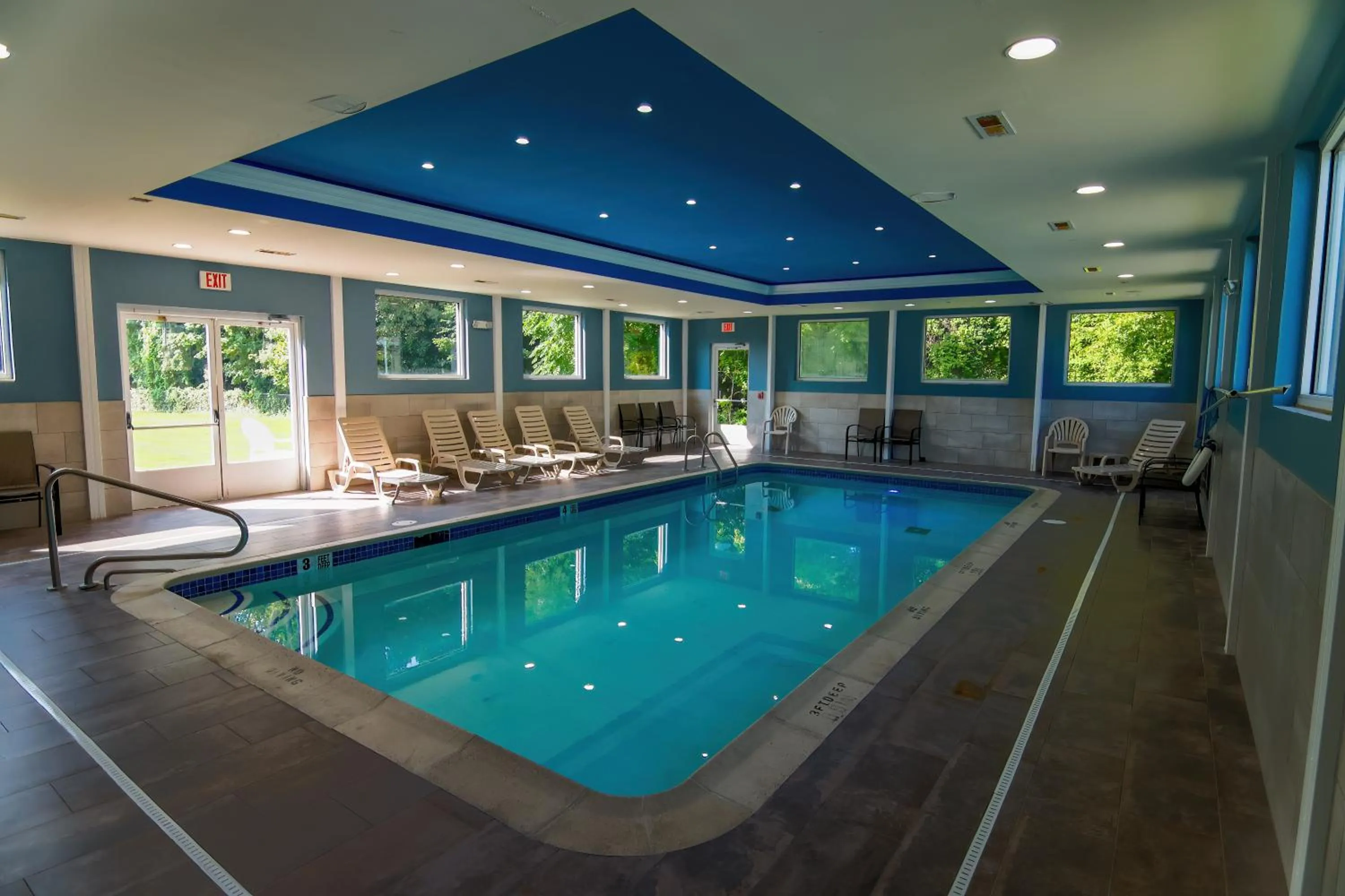 Swimming pool in Quality Inn & Suites Danbury near University