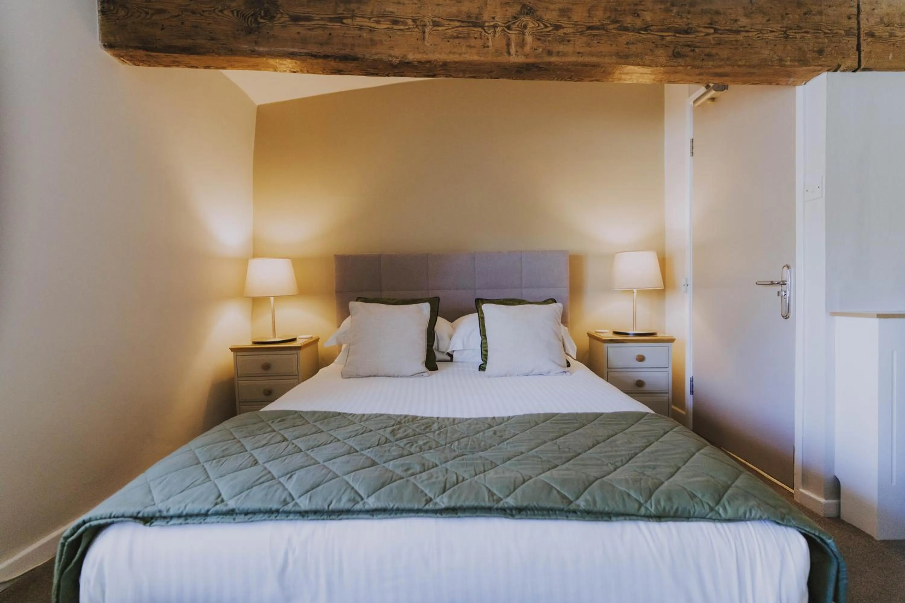Photo of the whole room, Bed in Black Horse Hotel