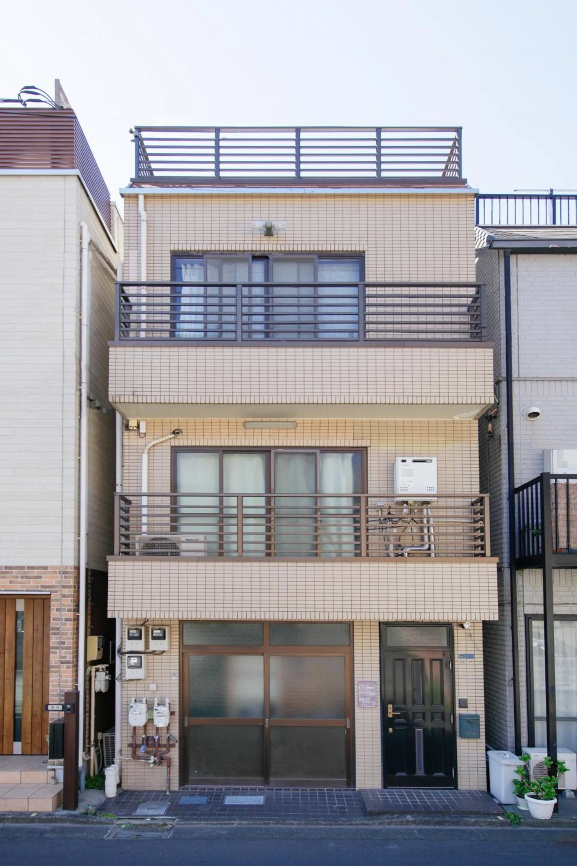 Property building in Higashi Shinagawa Apartment by Tranova